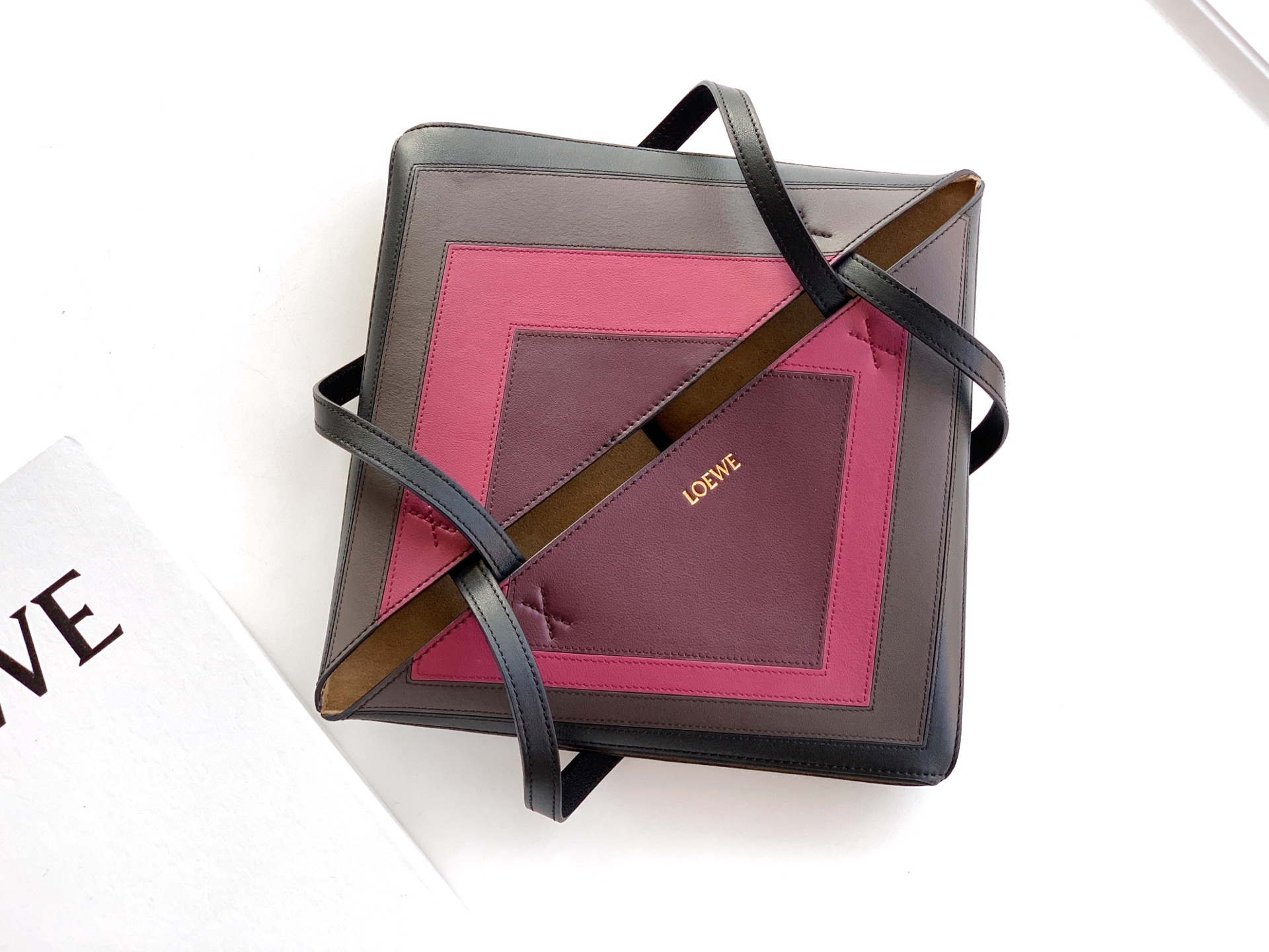 Loewe 中号31cm纳帕牛皮革 Puzzle Fold 手袋Puzzle Fold采用轻盈几何结构设计