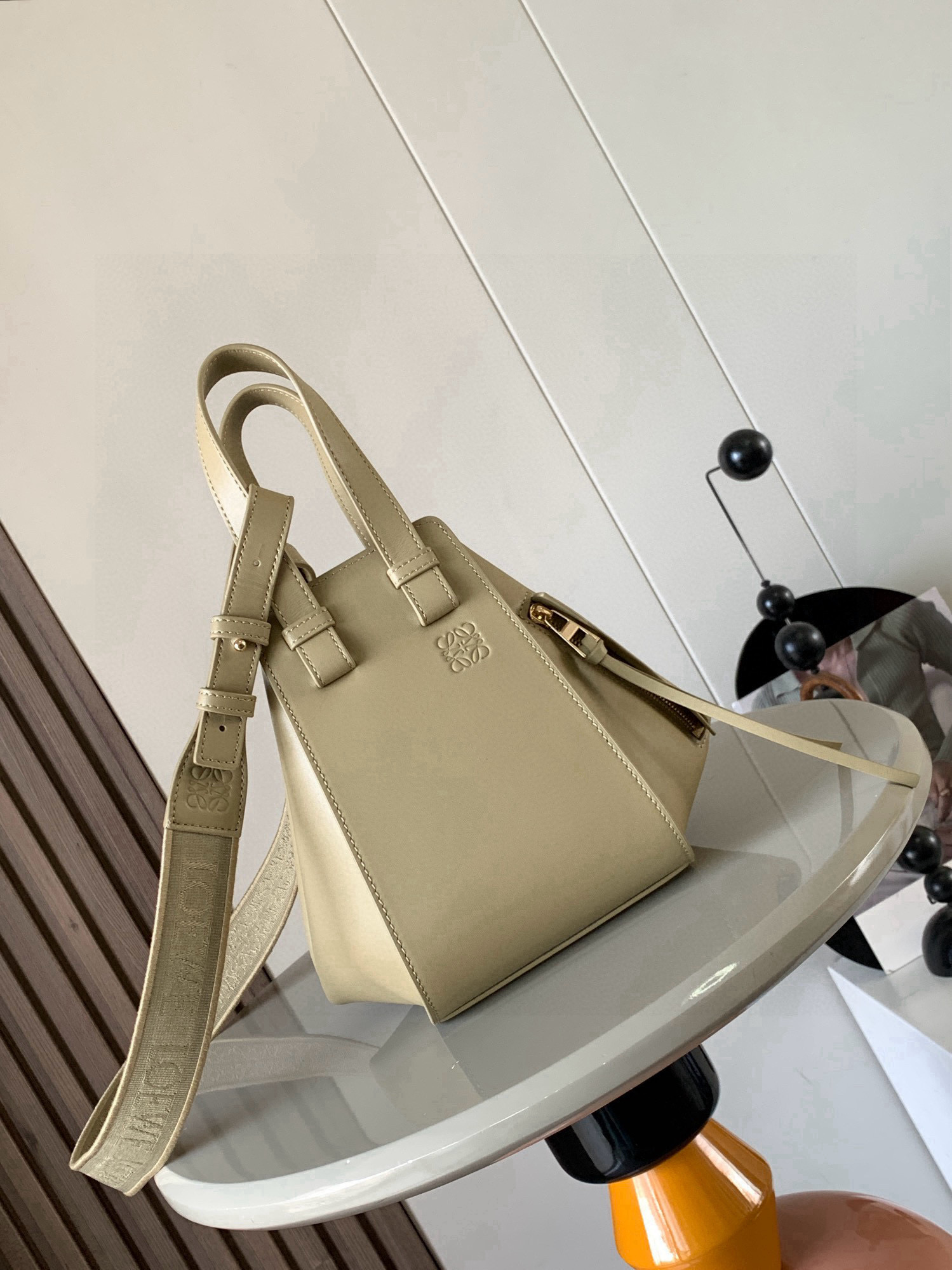 NO:582189,Hammock bag 20CM new size Hammock bag hammock bag crazy flop!  It’s so pretty. It’s the middle size between small and mini, which is more suitable for Asian girls. The “Transformers” in the fashion world can transform into six different forms. The Hammock bag has a novel and versatile design. It can transform into six different forms to meet different usage habits and collocations. You can adjust the shape according to the size of things you need to carry. Large capacity, single shoulder, crossbody, hand carry, N kinds of carrying methods. The proportions of the upper body are just right. One bag is multi-purpose. It can do everything, no matter the glossy plain weave.  The full and soft grained cowhide is particularly high-end. What’s more deadly is that each color matches well and is very suitable for street photography. In addition to the concave shape, it can also be worn in minutes and capture you in an instant. Size 20CM~19CM~14CM. Style No. 9002. Color: Clay Green, Loewe, Loewe, Cowhide19860909吊床包20CM新尺寸Hammock bag吊床包疯狂翻牌！太好看了这是小号和迷你中间的尺寸更适合亚洲女生,时尚界“变形金刚”可以变换六种不同的形态Hammock bag吊床包设计新颖百变可以变换六种不同的形态满足不同的使用习惯与搭配可以根据需要装东西大小来调整外形大容量、单肩、斜挎、手拎、N种背法上身比例都恰到好处一包多用 无所不能无论富有光泽的平纹 还是饱满柔软的粒面牛皮都特显高级更致命的是 每个颜色都搭配得很好看超适合街拍凹造型之余还特能装分分钟能将你瞬间虏获 尺寸20CM~19CM~14CM 款号9002 颜色织带黏土绿,罗意威,loewe,cowhide,Bag