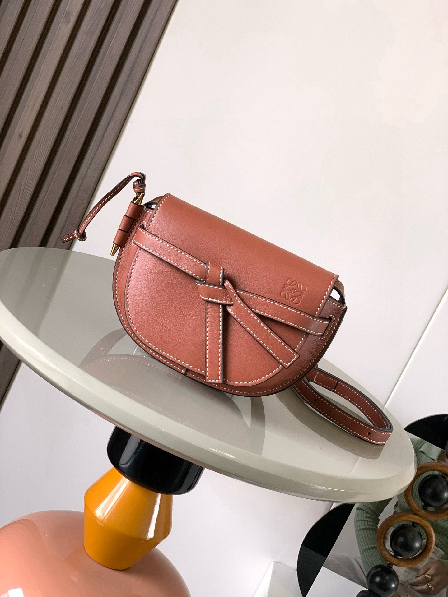 NO:582282,Popular mini 21CM new saddle bag Gate Duel handbag gives gate a new life. The bag body is made of soft cow leather and can be detachable and adjustable. The cowhide shoulder strap [love] is a shoulder bag, a waist bag, and a chest bag. The back and upper body are very elegant. The capacity is also very online. The bow is not only a decoration, but also the only socket on the bag cover. There is only one in the whole bag with the exquisite brand logo.  The bullet-type brass hosel has no other hardware accessories. It is completely made of high-end Western European traditional leather craftsmanship and design style. So it is lightweight and the shoulder straps can be adjusted in length. Girls of any height can handle it. This is very nice. Size 21CM~13CM~9.5CM. Style number 9032. Color: dark brown, Loewe, loewe, cowhide.19860909爆款 迷你21CM 新款马鞍包Gate Duel手袋赋予了gate全新的生命包身采用柔软牛皮革精制而成可拆卸调节牛皮肩带[爱心]单肩斜挎、腰包 胸包都非常~背上身很显气质 容量也非常在线 蝴蝶结不仅是装饰,也是包盖的唯一插口全包只有一个带品牌精致logo 的子弹头式黄铜插鞘没有其他五金配件,完全是高大上的西欧传统皮革工艺性和设计风格So自重轻便,肩带调节长度,任何身高妹纸都可驾驭,这点很nice了 尺寸21CM~13CM~9.5CM 款号9032 颜色深棕,罗意威,loewe,cowhide,Bag