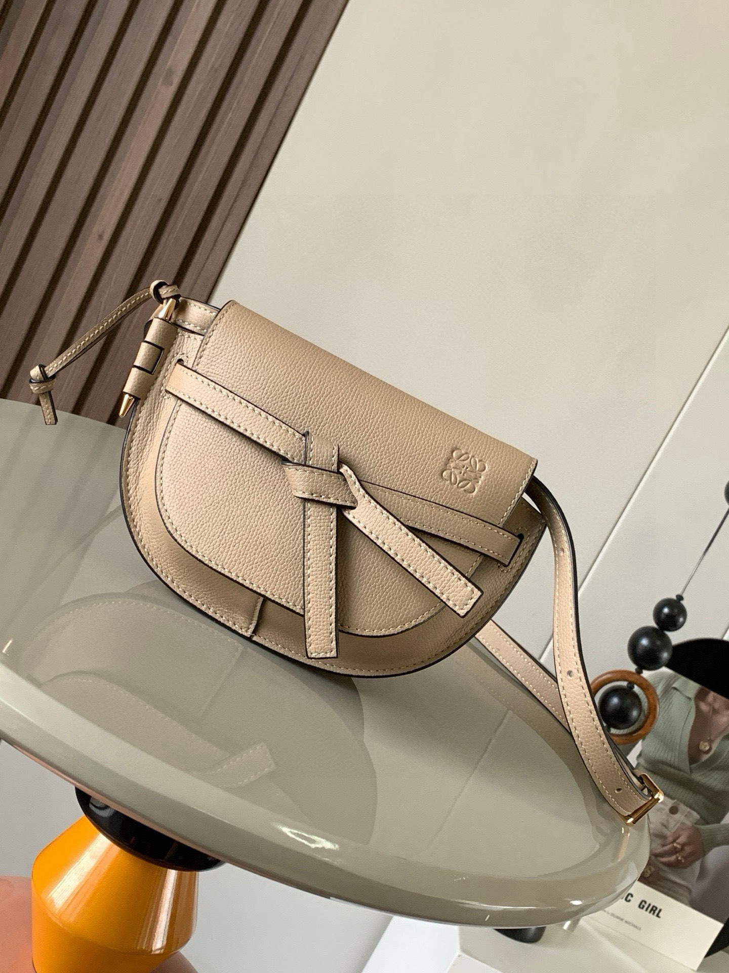 NO:574973,Popular mini 21CM new saddle bag Gate Duel handbag gives gate a new life. The bag body is made of soft cow leather and can be detachable and adjustable. The cowhide shoulder strap [love] is a shoulder bag, a waist bag, and a chest bag. The back and upper body are very elegant. The capacity is also very online. The bow is not only a decoration, but also the only socket on the bag cover. There is only one in the whole bag with the exquisite brand logo.  The bullet-type brass hosel has no other hardware accessories. It is completely made of high-end Western European traditional leather craftsmanship and design style. So it is lightweight and the shoulder straps can be adjusted in length. Girls of any height can handle it. This is very nice. Size 21CM~13CM~9.5CM. Style No. 9032. Color: Li Xing, Loewe, Loewe, Cowhide19860909爆款 迷你21CM 新款马鞍包Gate Duel手袋赋予了gate全新的生命包身采用柔软牛皮革精制而成可拆卸调节牛皮肩带[爱心]单肩斜挎、腰包 胸包都非常~背上身很显气质 容量也非常在线 蝴蝶结不仅是装饰,也是包盖的唯一插口全包只有一个带品牌精致logo 的子弹头式黄铜插鞘没有其他五金配件,完全是高大上的西欧传统皮革工艺性和设计风格So自重轻便,肩带调节长度,任何身高妹纸都可驾驭,这点很nice了 尺寸21CM~13CM~9.5CM 款号9032 颜色黎杏,罗意威,loewe,cowhide,Bag