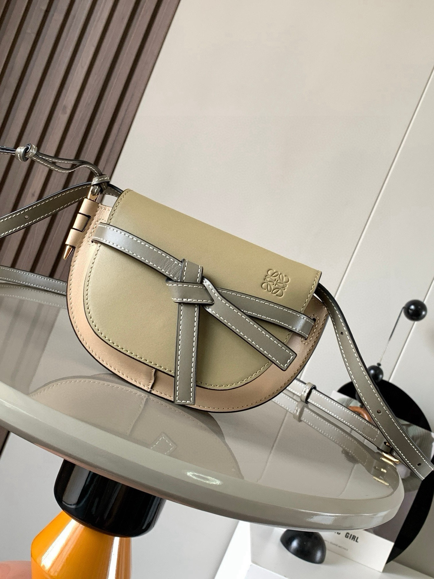 NO:582285,Popular mini 21CM new saddle bag Gate Duel handbag gives gate a new life. The bag body is made of soft cow leather and can be detachable and adjustable. The cowhide shoulder strap [love] is a shoulder bag, a waist bag, and a chest bag. The back and upper body are very elegant. The capacity is also very online. The bow is not only a decoration, but also the only socket on the bag cover. There is only one in the whole bag with the exquisite brand logo.  The bullet-type brass hosel has no other hardware accessories. It is completely made of high-end Western European traditional leather craftsmanship and design style. So it is lightweight and the shoulder straps can be adjusted in length. Girls of any height can control it. This is very nice. Size 21CM~13CM~9.5CM. Style number 9032. Color: earthy green, gray rice, Loewe, loewe, cowhide19860909爆款 迷你21CM 新款马鞍包Gate Duel手袋赋予了gate全新的生命包身采用柔软牛皮革精制而成可拆卸调节牛皮肩带[爱心]单肩斜挎、腰包 胸包都非常~背上身很显气质 容量也非常在线 蝴蝶结不仅是装饰,也是包盖的唯一插口全包只有一个带品牌精致logo 的子弹头式黄铜插鞘没有其他五金配件,完全是高大上的西欧传统皮革工艺性和设计风格So自重轻便,肩带调节长度,任何身高妹纸都可驾驭,这点很nice了 尺寸21CM~13CM~9.5CM 款号9032 颜色土绿灰米,罗意威,loewe,cowhide,Bag