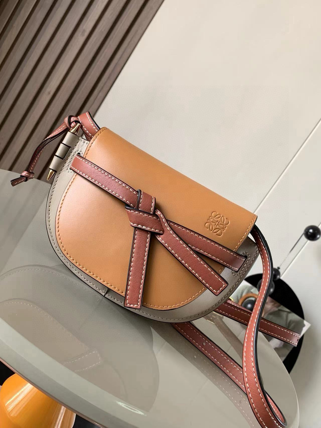 NO:582277,Popular mini 21CM new saddle bag Gate Duel handbag gives gate a new life. The bag body is made of soft cow leather and can be detachable and adjustable. The cowhide shoulder strap [love] is a shoulder bag, a waist bag, and a chest bag. The back and upper body are very elegant. The capacity is also very online. The bow is not only a decoration, but also the only socket on the bag cover. There is only one in the whole bag with the exquisite brand logo.  The bullet-type brass hosel has no other hardware accessories. It is completely made of high-end Western European traditional leather craftsmanship and design style. So it is lightweight and the shoulder straps can be adjusted in length. Girls of any height can control it. This is very nice. Size 21CM~13CM~9.5CM. Style No. 9032. Color: Beige, Loewe, Loewe, Cowhide.19860909爆款 迷你21CM 新款马鞍包Gate Duel手袋赋予了gate全新的生命包身采用柔软牛皮革精制而成可拆卸调节牛皮肩带[爱心]单肩斜挎、腰包 胸包都非常~背上身很显气质 容量也非常在线 蝴蝶结不仅是装饰,也是包盖的唯一插口全包只有一个带品牌精致logo 的子弹头式黄铜插鞘没有其他五金配件,完全是高大上的西欧传统皮革工艺性和设计风格So自重轻便,肩带调节长度,任何身高妹纸都可驾驭,这点很nice了 尺寸21CM~13CM~9.5CM 款号9032 颜色米杏黄棕,罗意威,loewe,cowhide,Bag