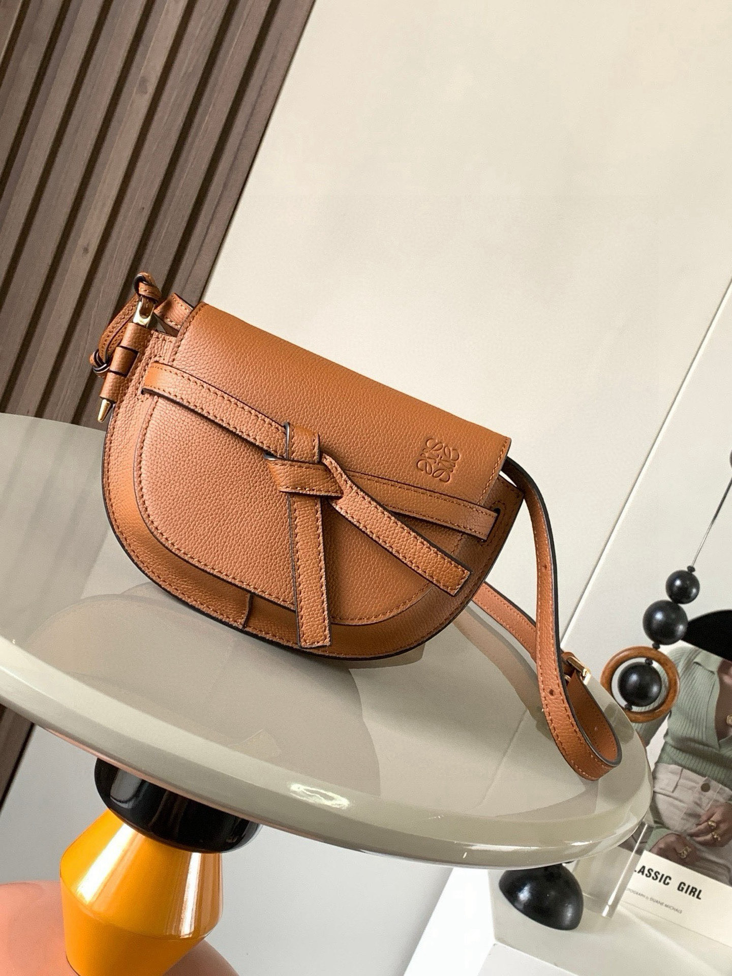 NO:574996,Popular mini 21CM new saddle bag Gate Duel handbag gives gate a new life. The bag body is made of soft cow leather and can be detachable and adjustable. The cowhide shoulder strap [love] is a shoulder bag, a waist bag, and a chest bag. The back and upper body are very elegant. The capacity is also very online. The bow is not only a decoration, but also the only socket on the bag cover. There is only one in the whole bag with the exquisite brand logo.  The bullet-type brass hosel has no other hardware accessories. It is completely made of high-end Western European traditional leather craftsmanship and design style. So it is lightweight and the shoulder straps can be adjusted in length. Girls of any height can control it. This is very nice. Size 21CM~13CM~9.5CM. Style No. 9032. Color: oak brown, Loewe, loewe, cowhide.19860909爆款 迷你21CM 新款马鞍包Gate Duel手袋赋予了gate全新的生命包身采用柔软牛皮革精制而成可拆卸调节牛皮肩带[爱心]单肩斜挎、腰包 胸包都非常~背上身很显气质 容量也非常在线 蝴蝶结不仅是装饰,也是包盖的唯一插口全包只有一个带品牌精致logo 的子弹头式黄铜插鞘没有其他五金配件,完全是高大上的西欧传统皮革工艺性和设计风格So自重轻便,肩带调节长度,任何身高妹纸都可驾驭,这点很nice了 尺寸21CM~13CM~9.5CM 款号9032 颜色橡木棕,罗意威,loewe,cowhide,Bag