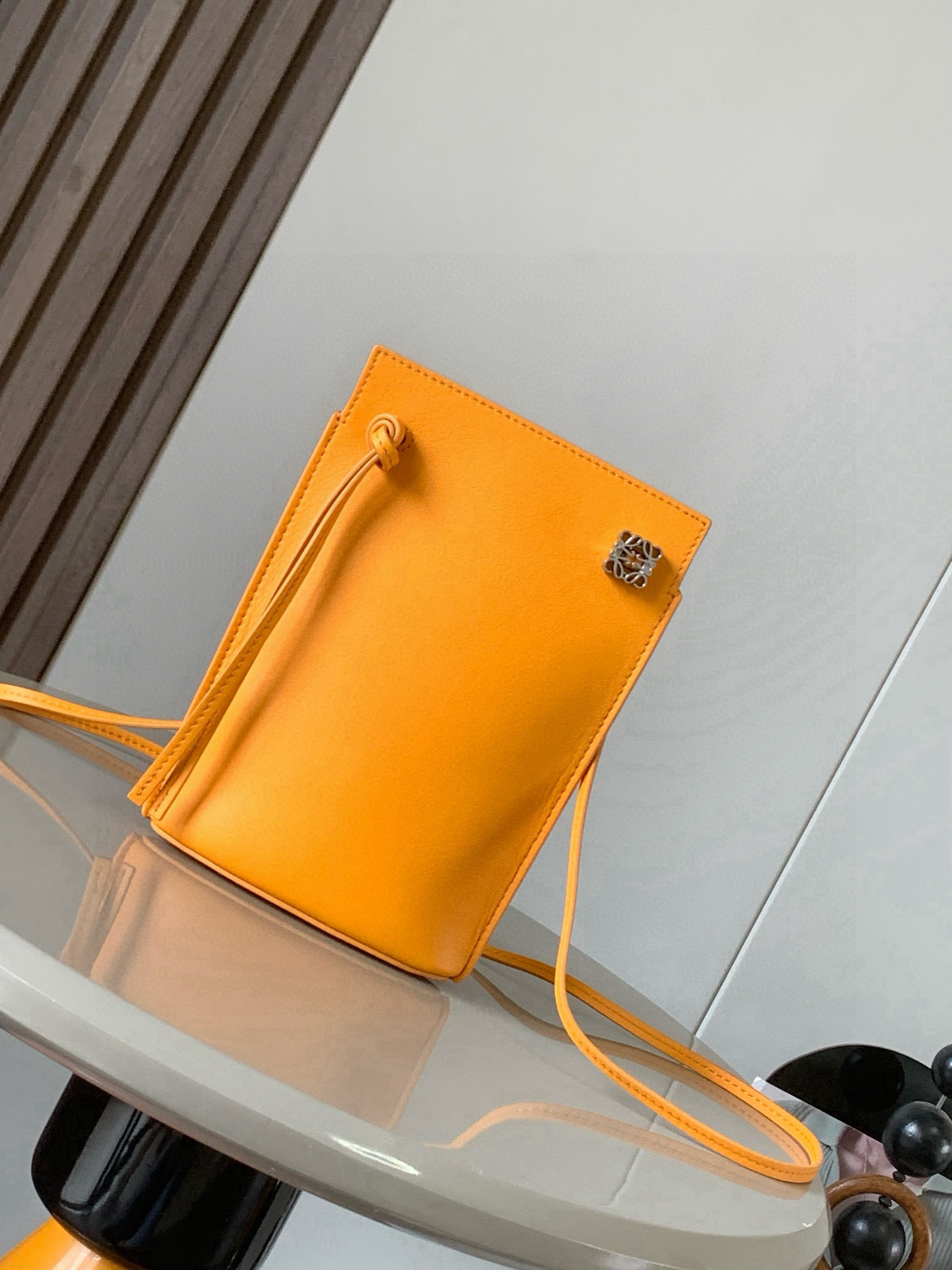 NO:582760,dice  pocket cowhide dice mobile phone bag original imported nappa calfskin practical small bag with shoulder strap and Anagram three-dimensional logo can be carried on the shoulder or crossbody, with two leather straps, and personalized dice decoration can be added. The beaded base has L0EWE steel stamp embossing, and the overall simplicity  The leather of Yuedafang is hard and not easily deformed. It is made of first-layer cowhide. The leather is delicate and shiny. The entire bag is made of full-layer cowhide. The body is stiff and stylish. The three-dimensional gold metal logo decoration is low-key and luxurious. The capacity inside is quite large. It can hold large-screen mobile phones and lipsticks.  Size 20.5～13～4.5CM Style number 9027 Color sunflower yellow, Loewe, loewe, cowhide19860909dice pocket牛皮骰子手机包原厂进口纳帕小牛皮实用小包配有肩带和Anagram立体Logo可肩背或斜挎,带有两条皮革带子,可添加个性化骰子装饰串珠底座上带有L0EWE钢印压纹,整体简约大方皮质是偏硬的,不容易变形,头层牛皮,皮质细腻有光泽,整个包包都是全头层牛皮材质包身硬挺有型立体金色金属logo装饰低调奢华,里面的容量还挺大的,可以装大屏手机的大屏手机,口红 尺寸20.5～13～4.5CM 款号9027 颜色向日葵黄,罗意威,loewe,cowhide,Bag