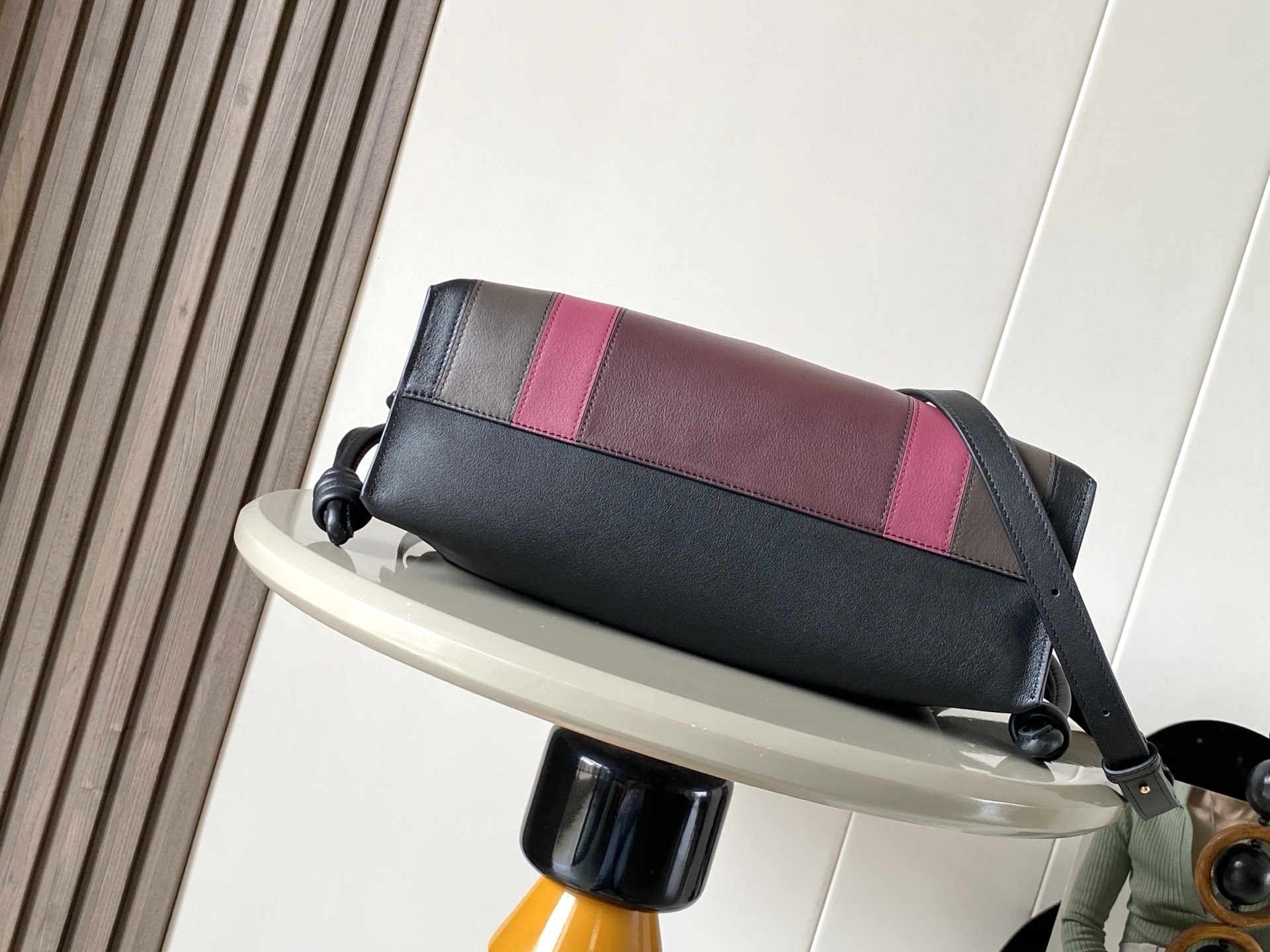 p820。🔥新款🔥 中号纳帕牛皮革 Flamenco 手拿包💋Flamenco 手拿包以柔软材质造就慵懒风格💕抽绳设计饰有历史悠久的绳结💄此中号版本采用纳帕牛皮革制成🍉方形嵌花图案的灵感源自 Josef Albers 的“Homage to the Square" 系列🍻这款手袋为Josef and Anni Albers 系列作品🥪*可肩背、斜挎或手提*可拆卸可调节肩带*磁扣开合*绒面革衬里 “烫金或烫银和 Josef Albers 签名🍓
尺寸：30～24.5～10.5CM
款号：9102
颜色：黑酒红