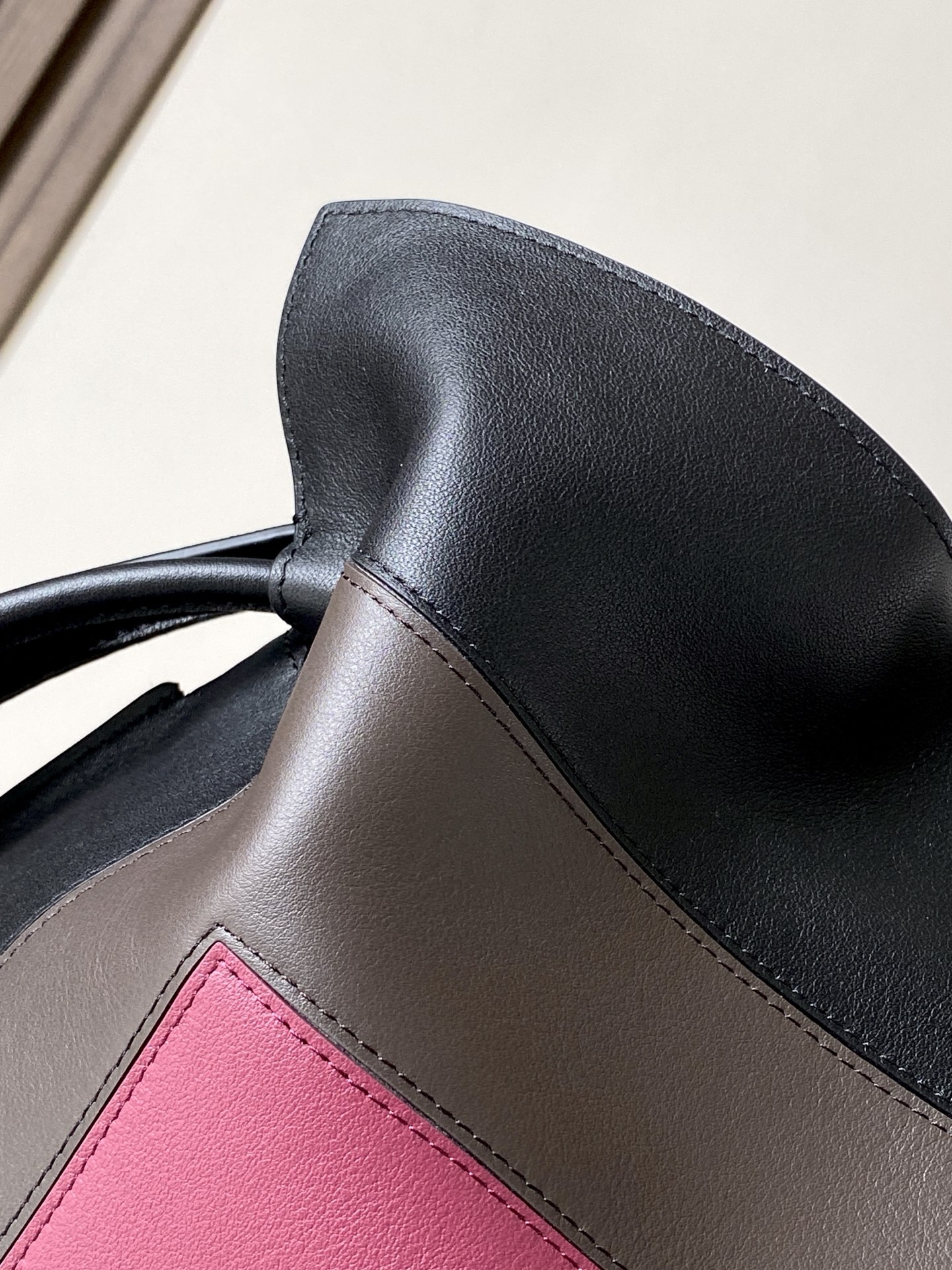 p820。🔥新款🔥 中号纳帕牛皮革 Flamenco 手拿包💋Flamenco 手拿包以柔软材质造就慵懒风格💕抽绳设计饰有历史悠久的绳结💄此中号版本采用纳帕牛皮革制成🍉方形嵌花图案的灵感源自 Josef Albers 的“Homage to the Square" 系列🍻这款手袋为Josef and Anni Albers 系列作品🥪*可肩背、斜挎或手提*可拆卸可调节肩带*磁扣开合*绒面革衬里 “烫金或烫银和 Josef Albers 签名🍓
尺寸：30～24.5～10.5CM
款号：9102
颜色：黑酒红