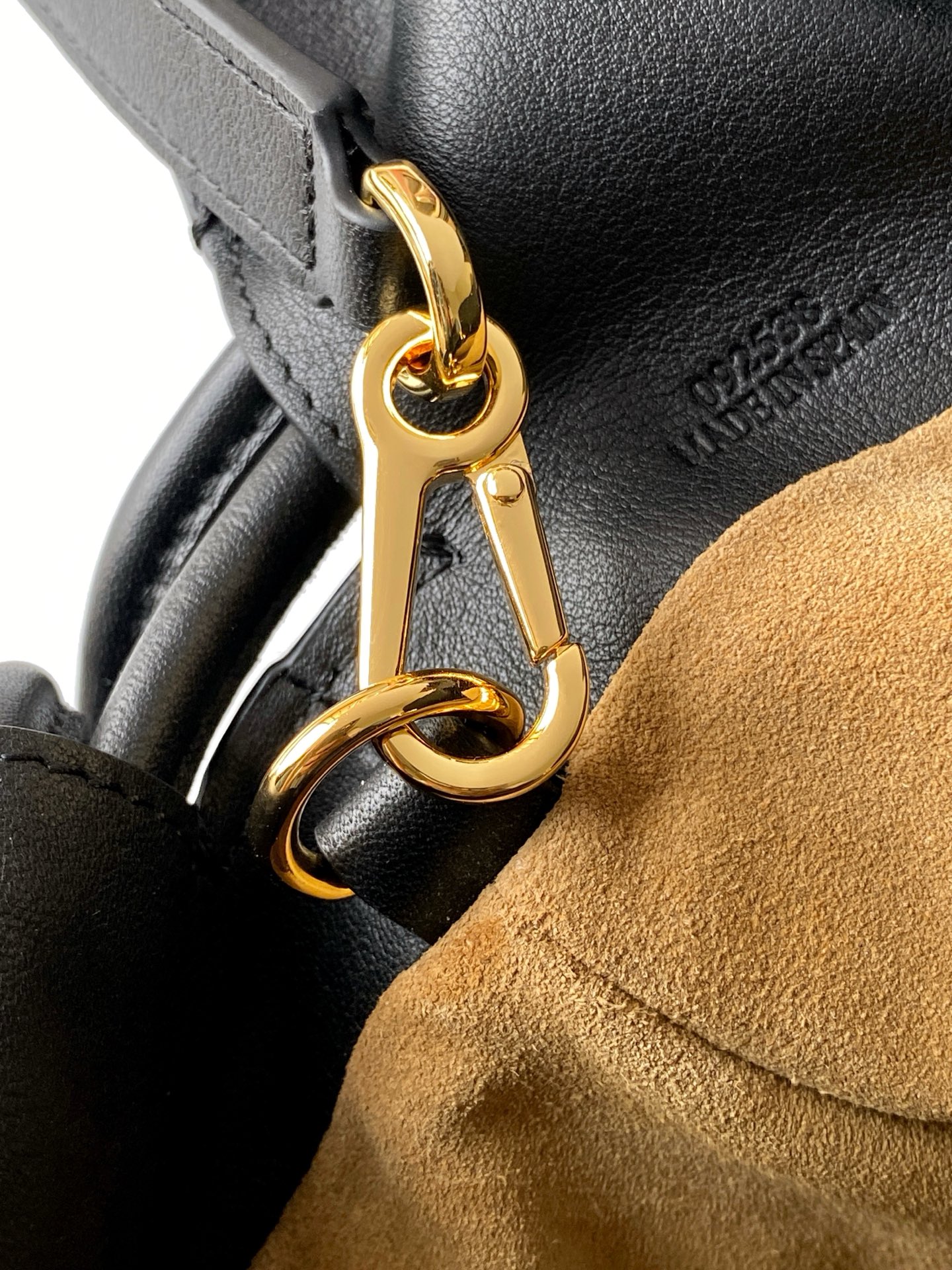 p820。🔥新款🔥 中号纳帕牛皮革 Flamenco 手拿包💋Flamenco 手拿包以柔软材质造就慵懒风格💕抽绳设计饰有历史悠久的绳结💄此中号版本采用纳帕牛皮革制成🍉方形嵌花图案的灵感源自 Josef Albers 的“Homage to the Square" 系列🍻这款手袋为Josef and Anni Albers 系列作品🥪*可肩背、斜挎或手提*可拆卸可调节肩带*磁扣开合*绒面革衬里 “烫金或烫银和 Josef Albers 签名🍓
尺寸：30～24.5～10.5CM
款号：9102
颜色：黑酒红