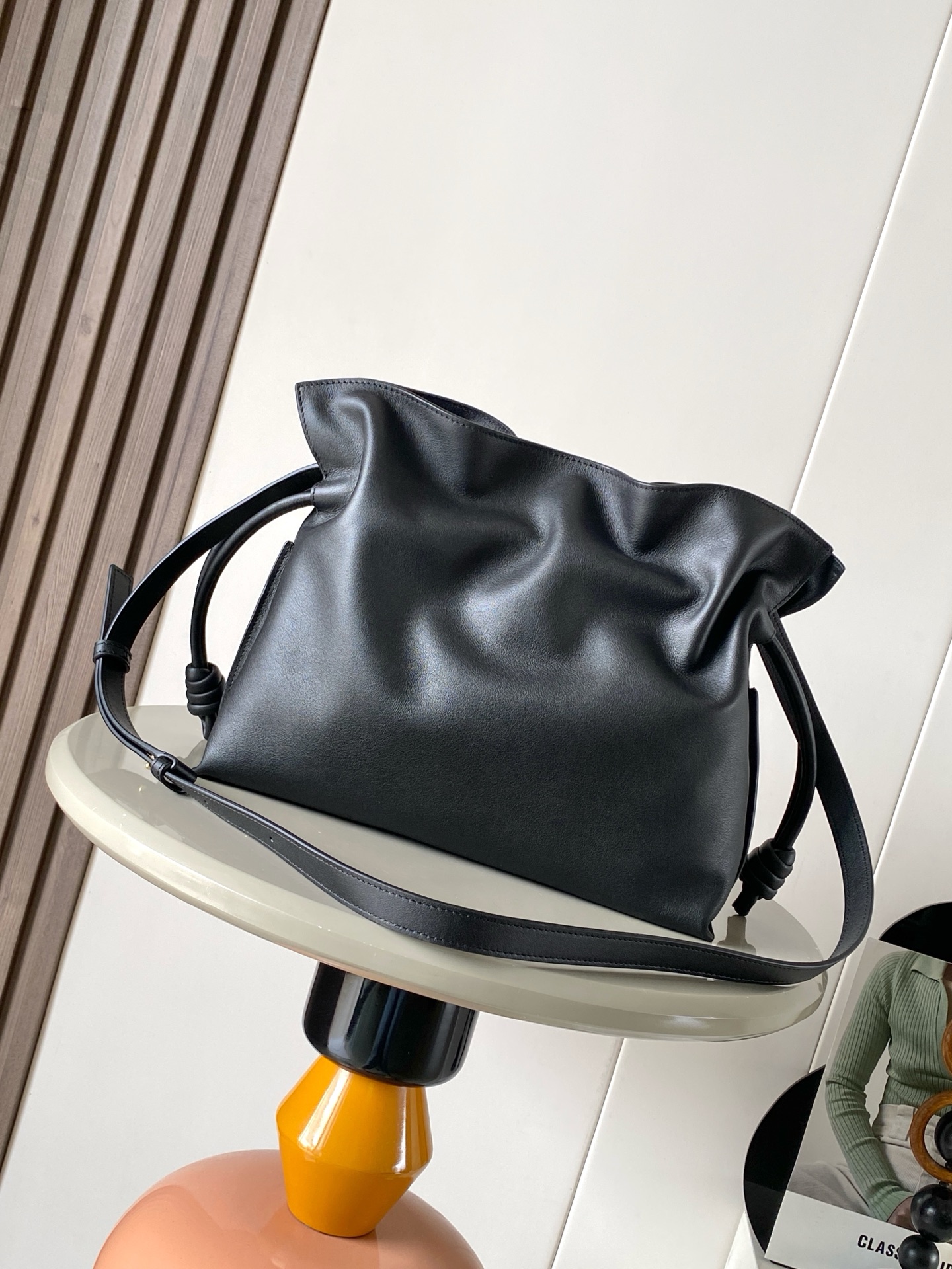 p820。🔥新款🔥 中号纳帕牛皮革 Flamenco 手拿包💋Flamenco 手拿包以柔软材质造就慵懒风格💕抽绳设计饰有历史悠久的绳结💄此中号版本采用纳帕牛皮革制成🍉方形嵌花图案的灵感源自 Josef Albers 的“Homage to the Square" 系列🍻这款手袋为Josef and Anni Albers 系列作品🥪*可肩背、斜挎或手提*可拆卸可调节肩带*磁扣开合*绒面革衬里 “烫金或烫银和 Josef Albers 签名🍓
尺寸：30～24.5～10.5CM
款号：9102
颜色：黑酒红