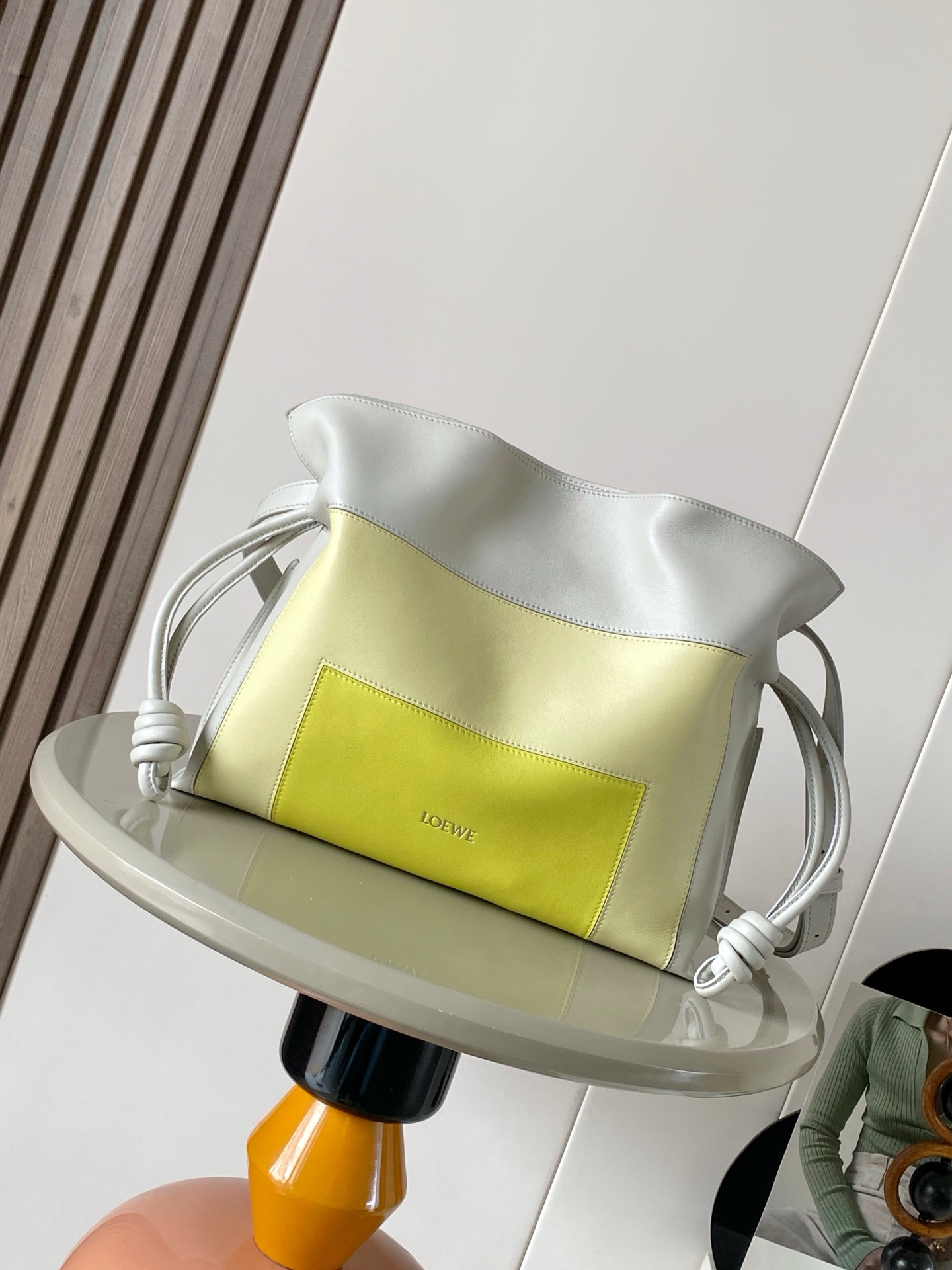 NO:575194,NEW Medium Flamenco Clutch in Nappa Cow Leather Flamenco Clutch Made of soft material for a languid style. Drawstring design with historic knots. This medium version is made of Nappa Cow Leather. The square intarsia pattern is inspired by Josef Albers' 'Homage to the Square' collection. This bag is for Josef and Anni Albers.  The series of works * can be carried on the shoulder, crossbody or handheld * detachable and adjustable shoulder strap * magnetic buckle closure * suede lining 'hot stamping or silver and Josef Albers signature Size 30 ~ 24.5 ~ 10.5CM Style No. 9102 Color light gray light citrine, Loewe, loewe, handbag, cowhide19860909新款 中号纳帕牛皮革 Flamenco 手拿包Flamenco 手拿包以柔软材质造就慵懒风格抽绳设计饰有历史悠久的绳结此中号版本采用纳帕牛皮革制成方形嵌花图案的灵感源自 Josef Albers 的“Homage to the Square' 系列这款手袋为Josef and Anni Albers 系列作品*可肩背、斜挎或手提*可拆卸可调节肩带*磁扣开合*绒面革衬里 “烫金或烫银和 Josef Albers 签名 尺寸30～24.5～10.5CM 款号9102 颜色浅灰浅黄晶,罗意威,loewe,handbag,cowhide,Bag