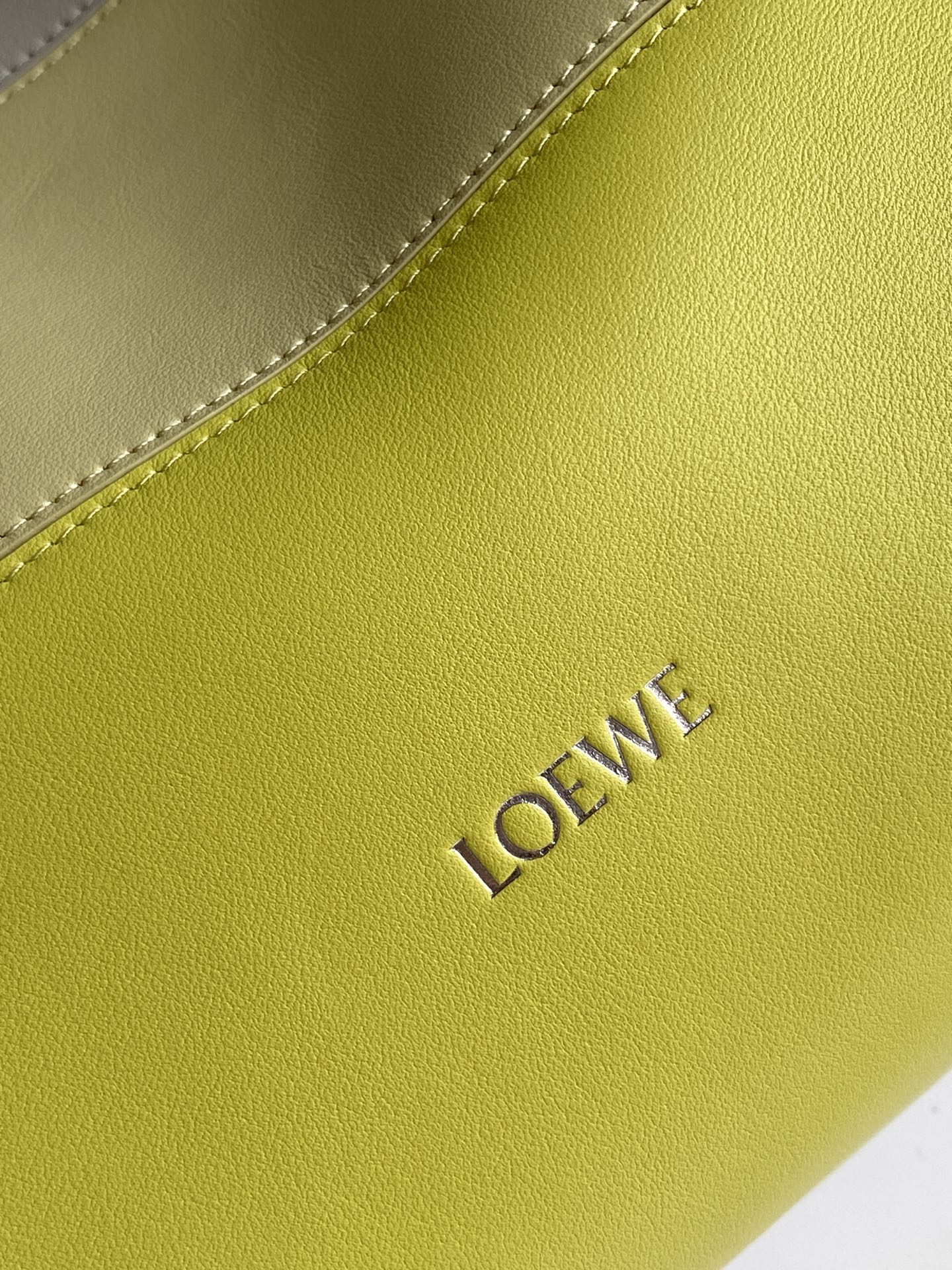 p820。🔥新款🔥 中号纳帕牛皮革 Flamenco 手拿包💋Flamenco 手拿包以柔软材质造就慵懒风格💕抽绳设计饰有历史悠久的绳结💄此中号版本采用纳帕牛皮革制成🍉方形嵌花图案的灵感源自 Josef Albers 的“Homage to the Square" 系列🍻这款手袋为Josef and Anni Albers 系列作品🥪*可肩背、斜挎或手提*可拆卸可调节肩带*磁扣开合*绒面革衬里 “烫金或烫银和 Josef Albers 签名🍓
尺寸：30～24.5～10.5CM
款号：9102
颜色：浅灰浅黄晶