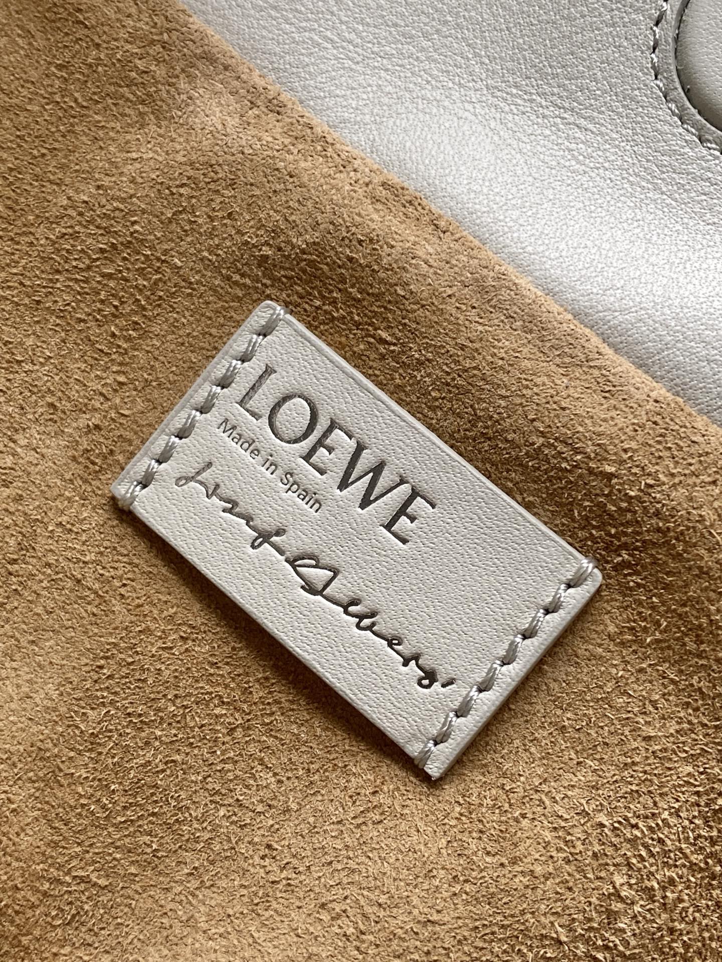 p820。🔥新款🔥 中号纳帕牛皮革 Flamenco 手拿包💋Flamenco 手拿包以柔软材质造就慵懒风格💕抽绳设计饰有历史悠久的绳结💄此中号版本采用纳帕牛皮革制成🍉方形嵌花图案的灵感源自 Josef Albers 的“Homage to the Square" 系列🍻这款手袋为Josef and Anni Albers 系列作品🥪*可肩背、斜挎或手提*可拆卸可调节肩带*磁扣开合*绒面革衬里 “烫金或烫银和 Josef Albers 签名🍓
尺寸：30～24.5～10.5CM
款号：9102
颜色：浅灰浅黄晶