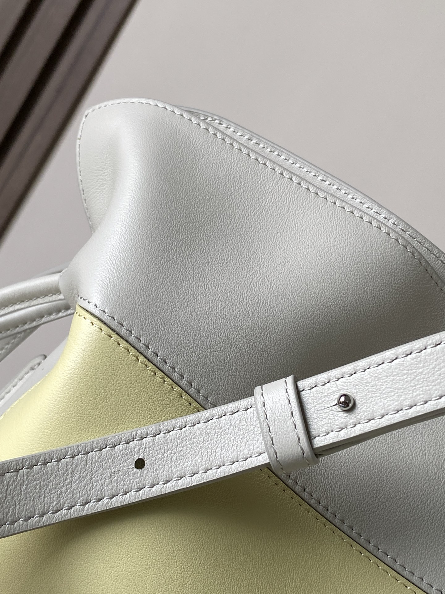 p820。🔥新款🔥 中号纳帕牛皮革 Flamenco 手拿包💋Flamenco 手拿包以柔软材质造就慵懒风格💕抽绳设计饰有历史悠久的绳结💄此中号版本采用纳帕牛皮革制成🍉方形嵌花图案的灵感源自 Josef Albers 的“Homage to the Square" 系列🍻这款手袋为Josef and Anni Albers 系列作品🥪*可肩背、斜挎或手提*可拆卸可调节肩带*磁扣开合*绒面革衬里 “烫金或烫银和 Josef Albers 签名🍓
尺寸：30～24.5～10.5CM
款号：9102
颜色：浅灰浅黄晶