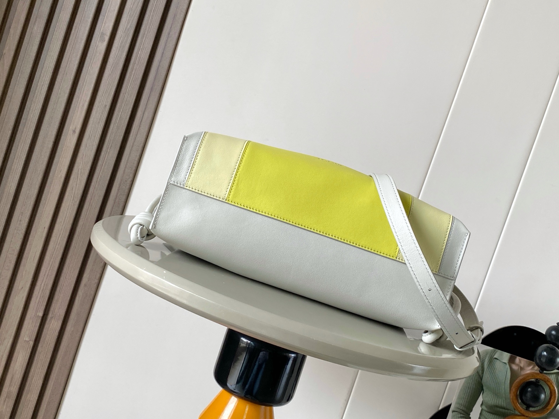 p820。🔥新款🔥 中号纳帕牛皮革 Flamenco 手拿包💋Flamenco 手拿包以柔软材质造就慵懒风格💕抽绳设计饰有历史悠久的绳结💄此中号版本采用纳帕牛皮革制成🍉方形嵌花图案的灵感源自 Josef Albers 的“Homage to the Square" 系列🍻这款手袋为Josef and Anni Albers 系列作品🥪*可肩背、斜挎或手提*可拆卸可调节肩带*磁扣开合*绒面革衬里 “烫金或烫银和 Josef Albers 签名🍓
尺寸：30～24.5～10.5CM
款号：9102
颜色：浅灰浅黄晶