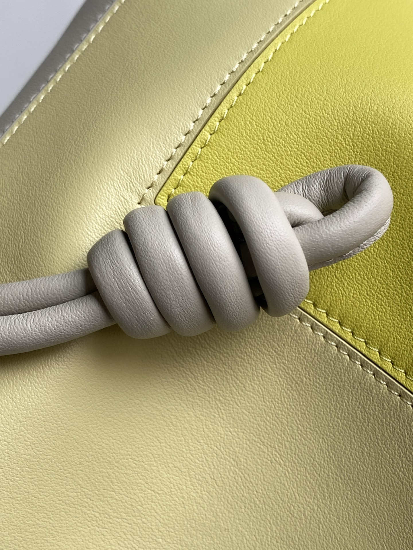 p820。🔥新款🔥 中号纳帕牛皮革 Flamenco 手拿包💋Flamenco 手拿包以柔软材质造就慵懒风格💕抽绳设计饰有历史悠久的绳结💄此中号版本采用纳帕牛皮革制成🍉方形嵌花图案的灵感源自 Josef Albers 的“Homage to the Square" 系列🍻这款手袋为Josef and Anni Albers 系列作品🥪*可肩背、斜挎或手提*可拆卸可调节肩带*磁扣开合*绒面革衬里 “烫金或烫银和 Josef Albers 签名🍓
尺寸：30～24.5～10.5CM
款号：9102
颜色：浅灰浅黄晶