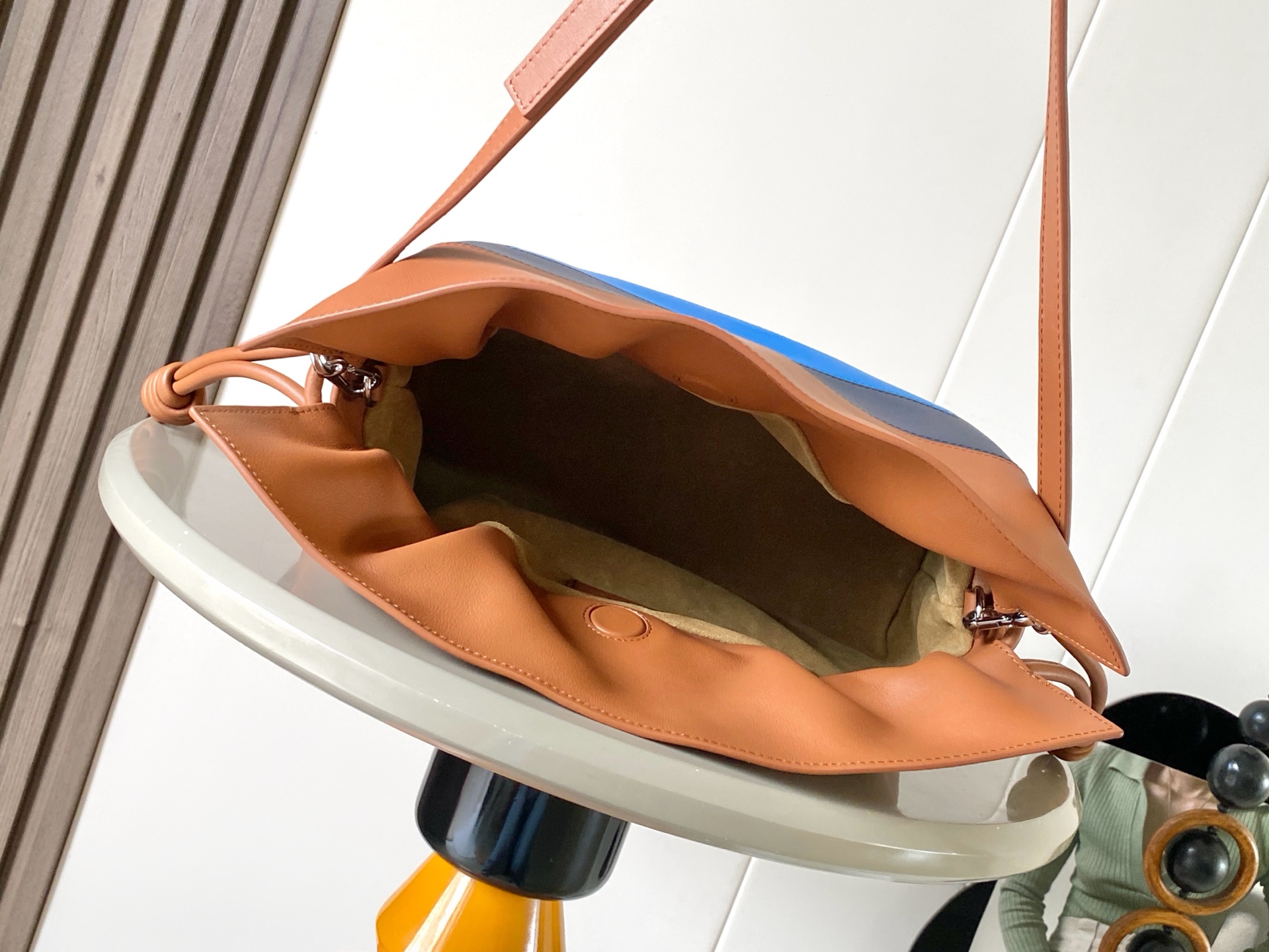 p820。🔥新款🔥 中号纳帕牛皮革 Flamenco 手拿包💋Flamenco 手拿包以柔软材质造就慵懒风格💕抽绳设计饰有历史悠久的绳结💄此中号版本采用纳帕牛皮革制成🍉方形嵌花图案的灵感源自 Josef Albers 的“Homage to the Square" 系列🍻这款手袋为Josef and Anni Albers 系列作品🥪*可肩背、斜挎或手提*可拆卸可调节肩带*磁扣开合*绒面革衬里 “烫金或烫银和 Josef Albers 签名🍓
尺寸：30～24.5～10.5CM
款号：9102
颜色：焦糖亮绿