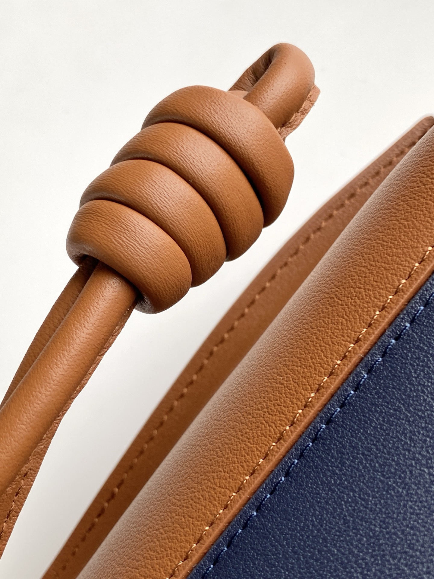 p820。🔥新款🔥 中号纳帕牛皮革 Flamenco 手拿包💋Flamenco 手拿包以柔软材质造就慵懒风格💕抽绳设计饰有历史悠久的绳结💄此中号版本采用纳帕牛皮革制成🍉方形嵌花图案的灵感源自 Josef Albers 的“Homage to the Square" 系列🍻这款手袋为Josef and Anni Albers 系列作品🥪*可肩背、斜挎或手提*可拆卸可调节肩带*磁扣开合*绒面革衬里 “烫金或烫银和 Josef Albers 签名🍓
尺寸：30～24.5～10.5CM
款号：9102
颜色：焦糖亮绿