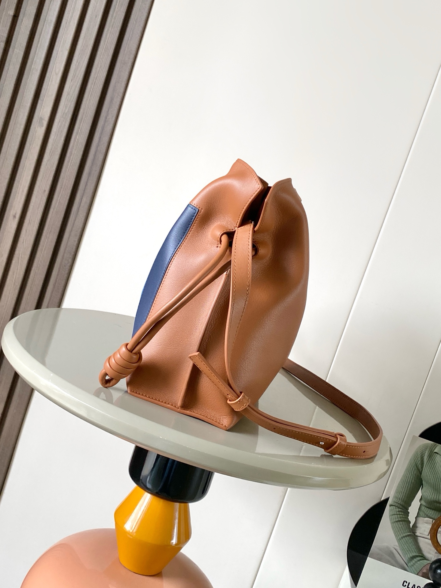 p820。🔥新款🔥 中号纳帕牛皮革 Flamenco 手拿包💋Flamenco 手拿包以柔软材质造就慵懒风格💕抽绳设计饰有历史悠久的绳结💄此中号版本采用纳帕牛皮革制成🍉方形嵌花图案的灵感源自 Josef Albers 的“Homage to the Square" 系列🍻这款手袋为Josef and Anni Albers 系列作品🥪*可肩背、斜挎或手提*可拆卸可调节肩带*磁扣开合*绒面革衬里 “烫金或烫银和 Josef Albers 签名🍓
尺寸：30～24.5～10.5CM
款号：9102
颜色：焦糖亮绿