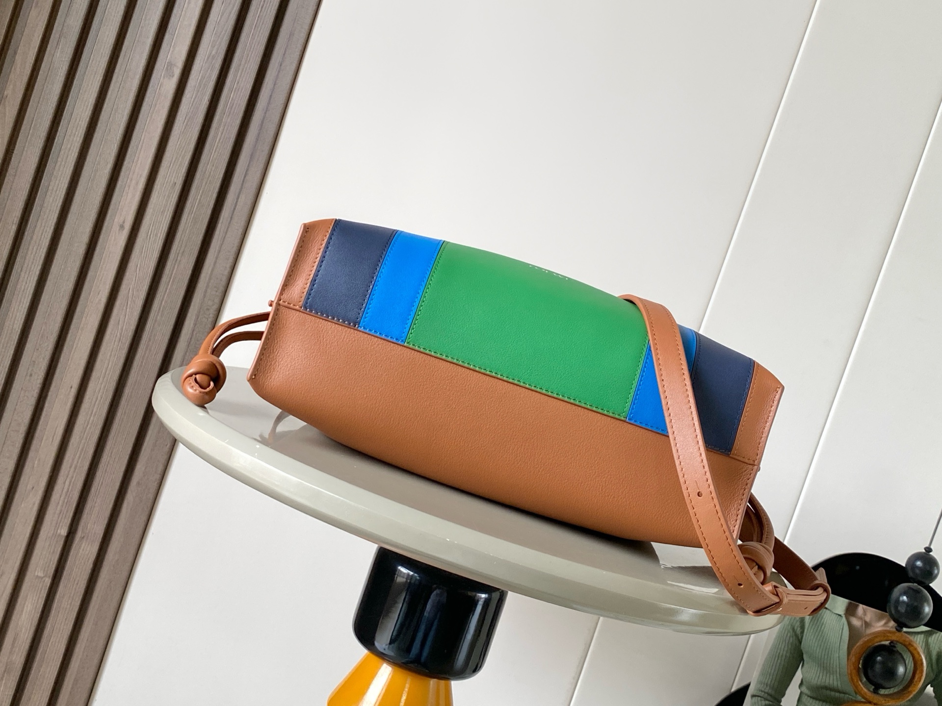 p820。🔥新款🔥 中号纳帕牛皮革 Flamenco 手拿包💋Flamenco 手拿包以柔软材质造就慵懒风格💕抽绳设计饰有历史悠久的绳结💄此中号版本采用纳帕牛皮革制成🍉方形嵌花图案的灵感源自 Josef Albers 的“Homage to the Square" 系列🍻这款手袋为Josef and Anni Albers 系列作品🥪*可肩背、斜挎或手提*可拆卸可调节肩带*磁扣开合*绒面革衬里 “烫金或烫银和 Josef Albers 签名🍓
尺寸：30～24.5～10.5CM
款号：9102
颜色：焦糖亮绿