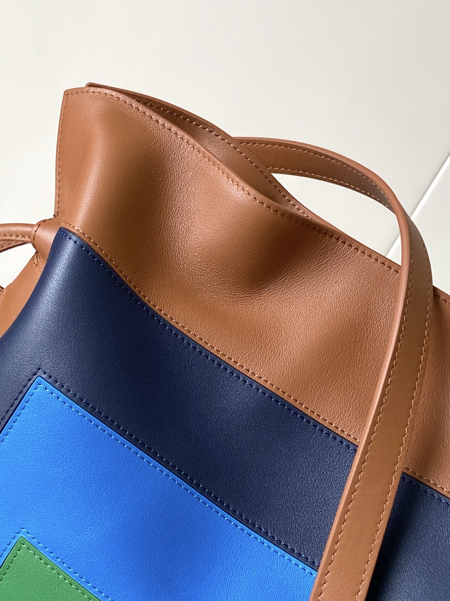 p820。🔥新款🔥 中号纳帕牛皮革 Flamenco 手拿包💋Flamenco 手拿包以柔软材质造就慵懒风格💕抽绳设计饰有历史悠久的绳结💄此中号版本采用纳帕牛皮革制成🍉方形嵌花图案的灵感源自 Josef Albers 的“Homage to the Square" 系列🍻这款手袋为Josef and Anni Albers 系列作品🥪*可肩背、斜挎或手提*可拆卸可调节肩带*磁扣开合*绒面革衬里 “烫金或烫银和 Josef Albers 签名🍓
尺寸：30～24.5～10.5CM
款号：9102
颜色：焦糖亮绿