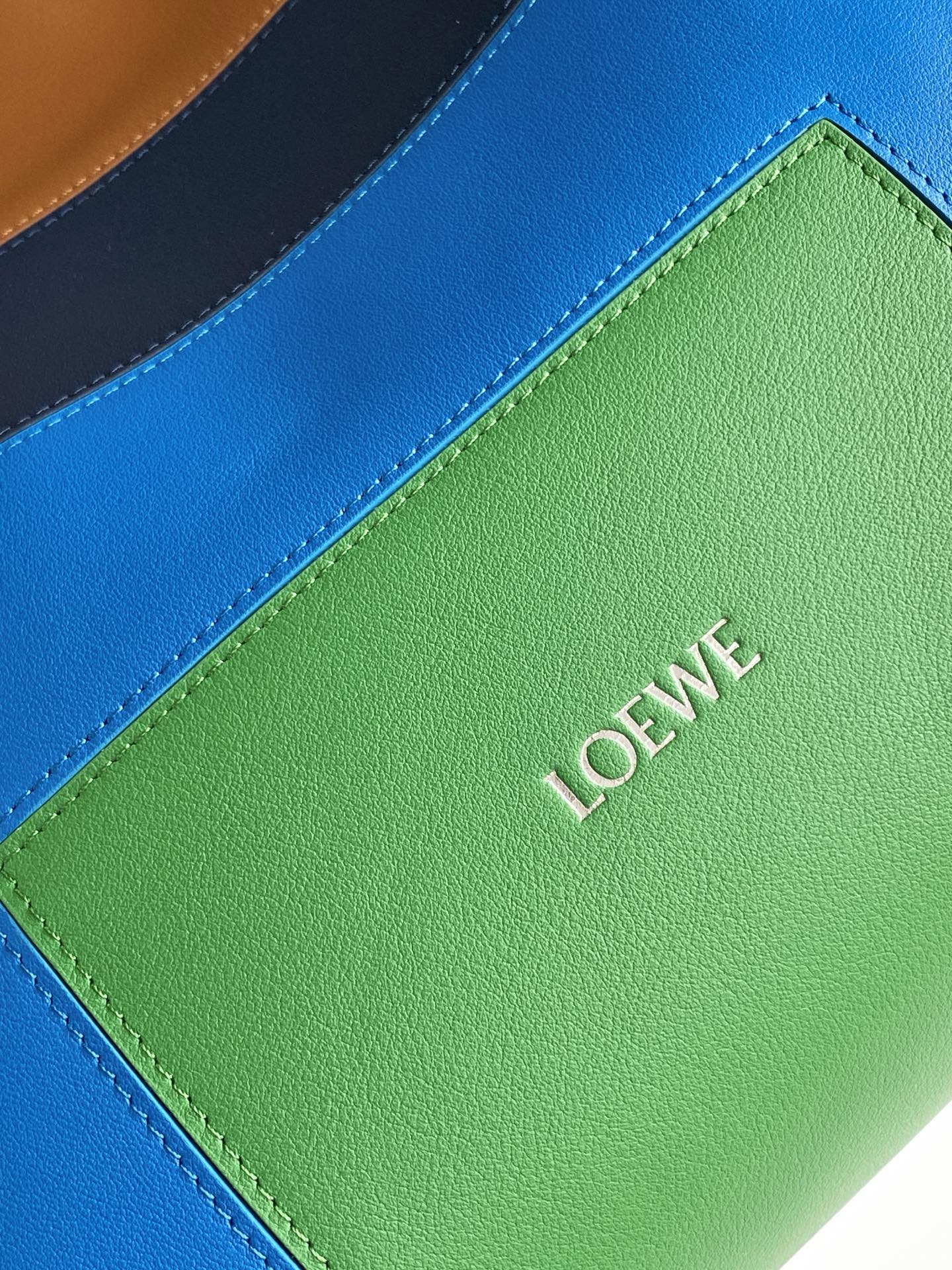 p820。🔥新款🔥 中号纳帕牛皮革 Flamenco 手拿包💋Flamenco 手拿包以柔软材质造就慵懒风格💕抽绳设计饰有历史悠久的绳结💄此中号版本采用纳帕牛皮革制成🍉方形嵌花图案的灵感源自 Josef Albers 的“Homage to the Square" 系列🍻这款手袋为Josef and Anni Albers 系列作品🥪*可肩背、斜挎或手提*可拆卸可调节肩带*磁扣开合*绒面革衬里 “烫金或烫银和 Josef Albers 签名🍓
尺寸：30～24.5～10.5CM
款号：9102
颜色：焦糖亮绿