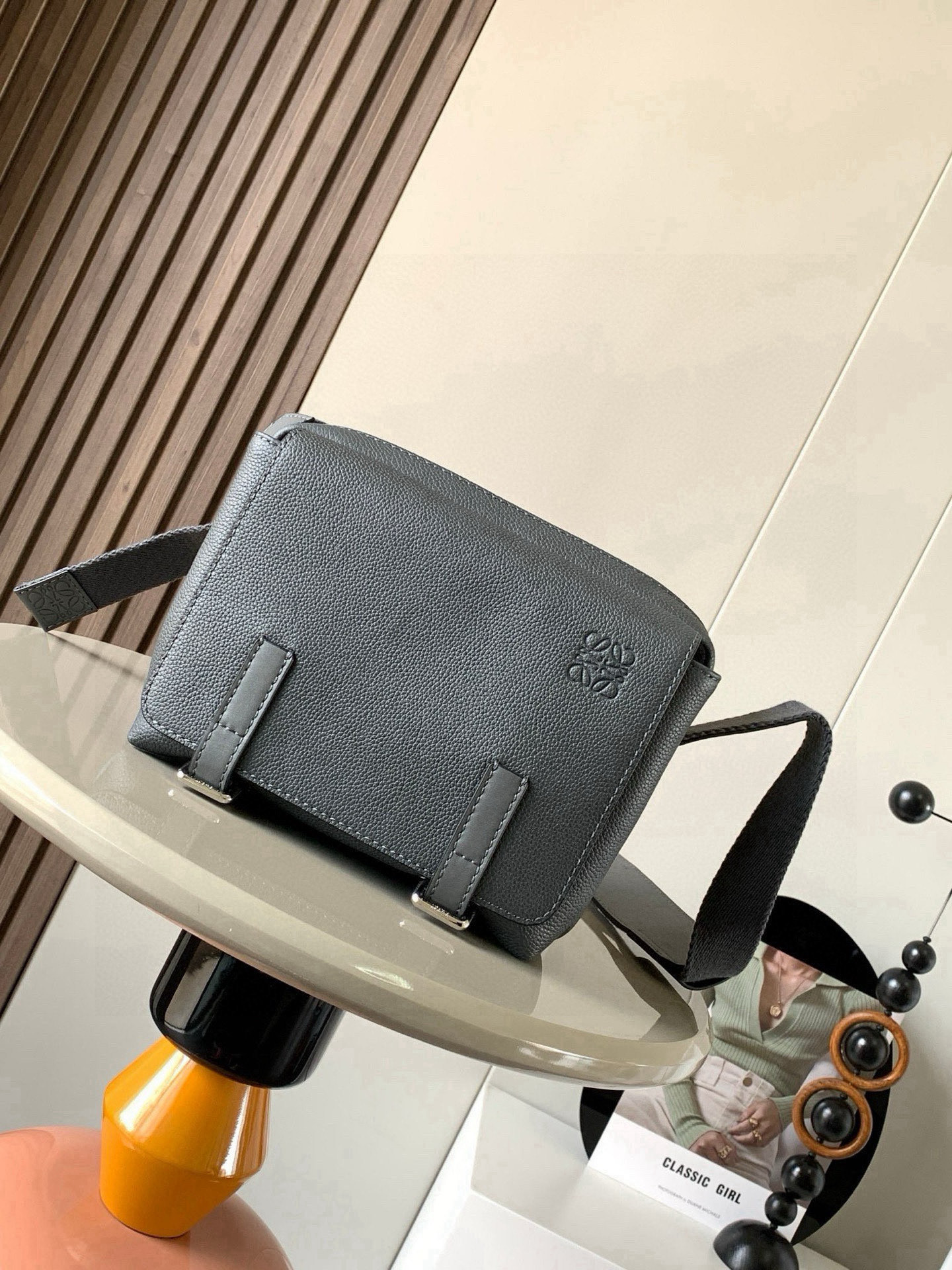 NO:582767,L0ewe's new XS messenger bag, the military messenger classic messenger bag, changes the way of the classic messenger bag in the past. It is designed with a zippered main compartment, and the front part is opened with a buckle to store private items. It is more secure and more user-friendly. It has two built-in card slots for cigarettes, mobile phones, power banks, and wallets. The ideal storage index is 5 stars. It is made of imported pebbled calfskin with soft fine-grained calfskin on the back, and adjustable cotton webbing shoulder straps, which doubles the comfort of use!  High-end exclusive custom-made hardware: imported saffy thread from Germany, imported ykk zippers, the latest upgraded cotton and linen lining, ZP technology. Size 24.5CM~18CM~10.5CM Style No. 9012 Color Gray Li, Loewe, Loewe, Cowhide19860909L0ewe新款XS邮差包 military messenger经典信使包 ,此款一改过去经典邮差包做法,设计了拉链主隔层,前部搭配搭扣打开方式放隐私物品,安全之余更加人性化.内置两卡槽,香烟,手机,充电宝,钱夹,收纳理想指数5颗星 采用进口荔枝纹小牛皮搭配背部柔软细纹皮小牛皮,调节的棉质织带肩带,使用舒适感倍增！高端独家私定制五金德国进口莎菲线,进口ykk拉链,最新升级棉麻里衬,ZP工艺. 尺寸24.5CM~18CM~10.5CM 款号9012 颜色灰色荔,罗意威,loewe,cowhide,Bag