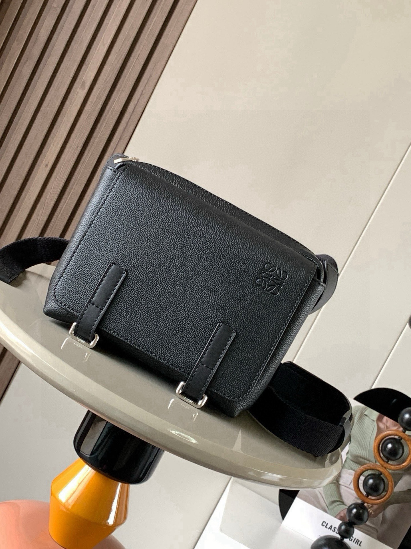 NO:582773,L0ewe's new XS messenger bag, the military messenger classic messenger bag, changes the way of the classic messenger bag in the past. It is designed with a zippered main compartment, and the front part is opened with a buckle to store private items. It is more secure and more user-friendly. It has two built-in card slots for cigarettes, mobile phones, power banks, and wallets. The ideal storage index is 5 stars. It is made of imported pebbled calfskin with soft fine-grained calfskin on the back, and adjustable cotton webbing shoulder straps, which doubles the comfort of use!  High-end exclusive custom-made hardware: imported saffy thread from Germany, imported ykk zippers, the latest upgraded cotton and linen lining, ZP technology. Size 24.5CM~18CM~10.5CM Style number 9012 Color black Li, Loewe, loewe, cowhide19860909L0ewe新款XS邮差包 military messenger经典信使包 ,此款一改过去经典邮差包做法,设计了拉链主隔层,前部搭配搭扣打开方式放隐私物品,安全之余更加人性化.内置两卡槽,香烟,手机,充电宝,钱夹,收纳理想指数5颗星 采用进口荔枝纹小牛皮搭配背部柔软细纹皮小牛皮,调节的棉质织带肩带,使用舒适感倍增！高端独家私定制五金德国进口莎菲线,进口ykk拉链,最新升级棉麻里衬,ZP工艺. 尺寸24.5CM~18CM~10.5CM 款号9012 颜色黑色荔,罗意威,loewe,cowhide,Bag