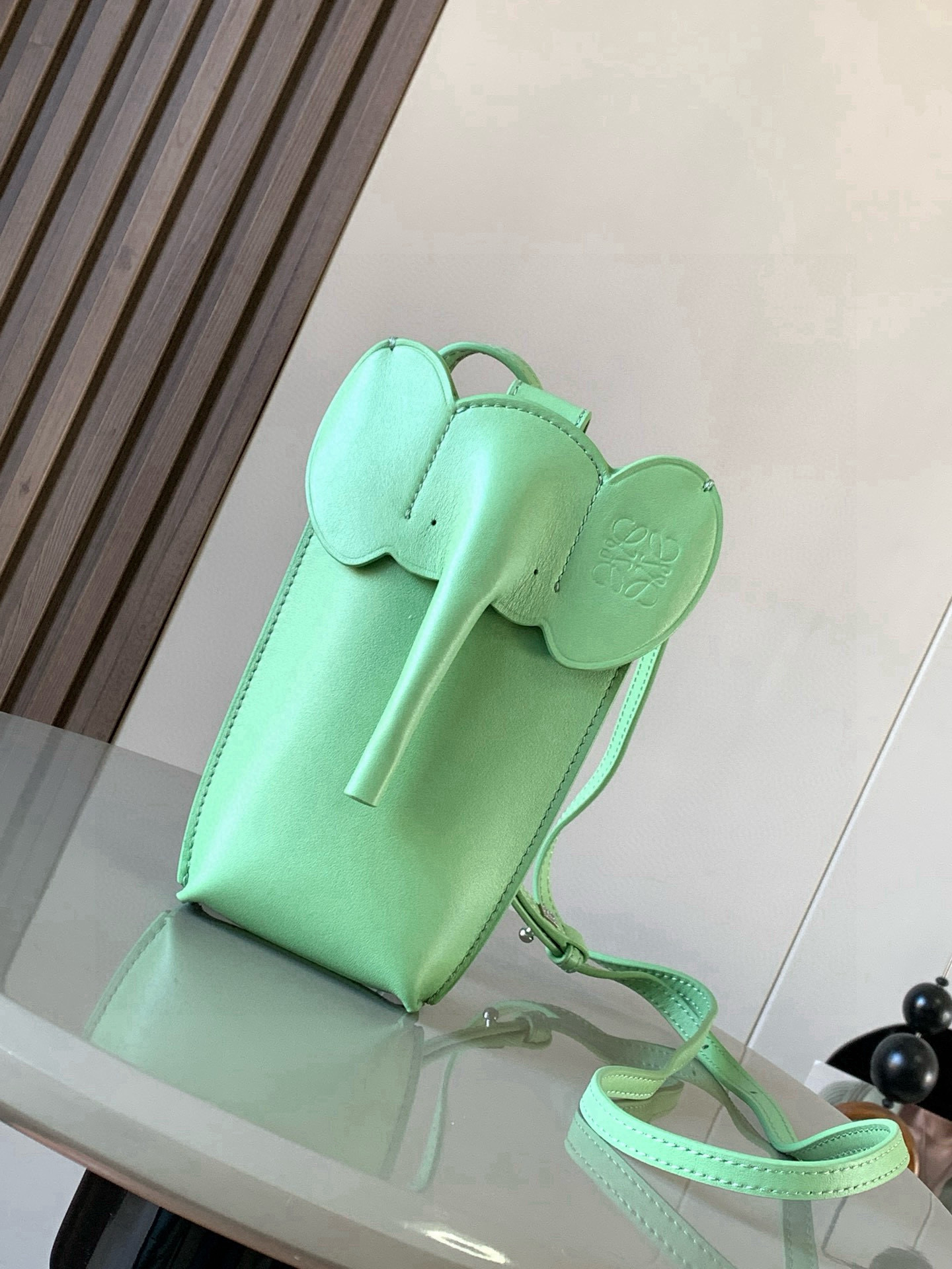 NO:582777,The classic cow leather elephant bag, the small elephant-shaped bag, is full of design. The elephant series mobile phone bag has a great effect on the upper body when worn on the shoulder or across the body. It does not pick out people or clothes at all. The design is niche and not easy to match. It is also versatile and not a useless bag at all~~ It smells so good that you can carry it casually when you go shopping and eat. It is so cute that it screams Mrs. Cute mobile phone bag!  The Luojia Little Elephant Crossbody Mobile Phone Bag is both beautiful and cost-effective. It is super cute and easy to wear. The most needed bag for modern people is definitely a mobile phone bag. Small bags that can hold mobile phones are all better. Each bag is cuter than the other, smaller but not useless, full of playfulness. Size 19CM~8CM~4CM. Style No. 9200. Color: pea green, Loewe, loewe, loewe, cowhide.19860909经典牛皮革小象袋小象形状的小包设计感十足的大象系列手机包单肩斜挎背的上身效果都很赞,完全不挑人也不挑衣服设计小众不易撞款,还很百搭完全不是小废包～~出门逛街吃饭随便背着它太香了真的可爱到尖叫太太可爱的手机包！颜值和性价比双赢的罗家小象斜挎手机包超嗲超好搭,现代人最需要的包绝对是手机包能装下手机的小包都是好包一个比一个可爱,小而不废,俏皮满满 尺寸19CM~8CM~4CM 款号9200 颜色豌豆绿,罗意威,loewe,loewe,cowhide,Bag