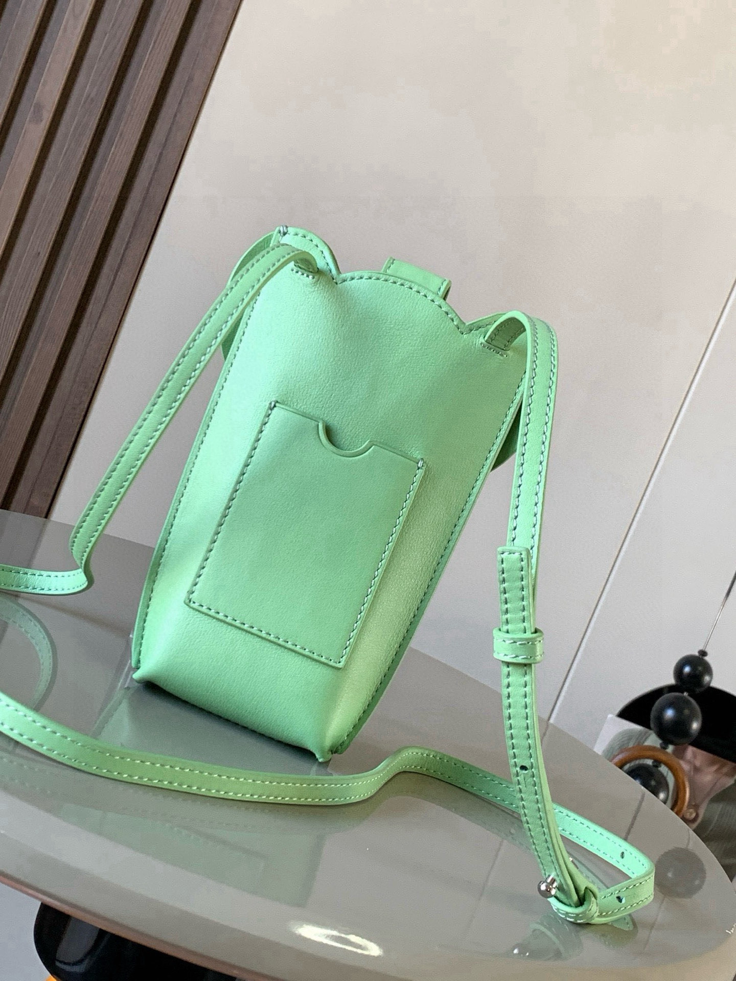 Loewe 牛皮革小象袋 小象形状的小包 手机包单肩斜挎背的上身效果都很赞