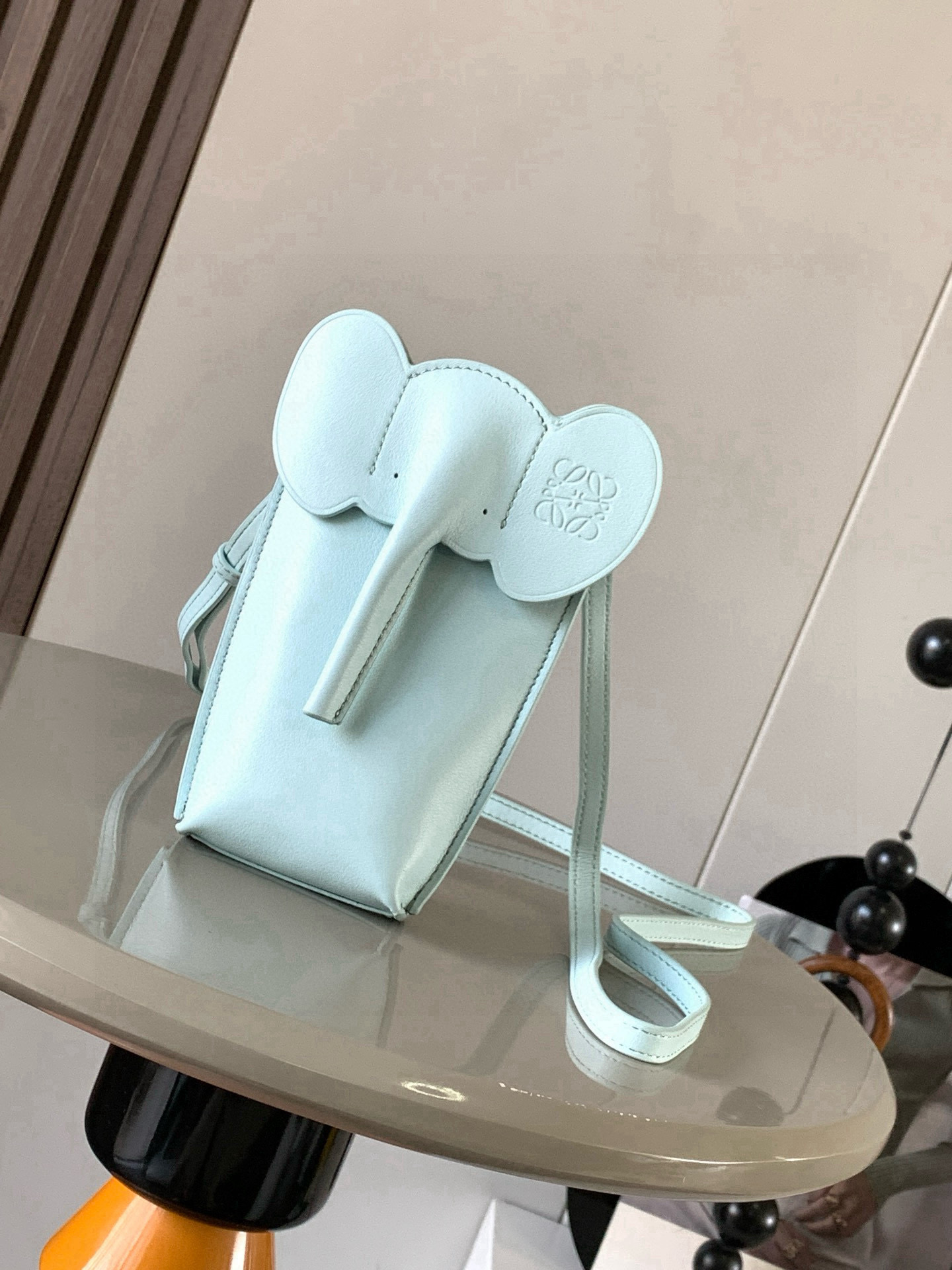 NO:582781,The classic cow leather elephant bag, the small elephant-shaped bag, is full of design. The elephant series mobile phone bag has a great effect on the upper body when worn on the shoulder or across the body. It does not pick out people or clothes at all. The design is niche and not easy to match. It is also versatile and not a useless bag at all~~ It smells so good that you can carry it casually when you go shopping and eat. It is so cute that it screams Mrs. Cute mobile phone bag!  The Luojia Elephant Crossbody Mobile Phone Bag is both beautiful and cost-effective. It is super cute and easy to wear. The most needed bag for modern people is definitely a mobile phone bag. Small bags that can hold mobile phones are all better. Each bag is cuter than the other, smaller but not useless, and full of playfulness. Size 19CM~8CM~4CM. Style No. 9200. Color Glacier Blue, Loewe, loewe, loewe, cowhide19860909经典牛皮革小象袋小象形状的小包设计感十足的大象系列手机包单肩斜挎背的上身效果都很赞,完全不挑人也不挑衣服设计小众不易撞款,还很百搭完全不是小废包～~出门逛街吃饭随便背着它太香了真的可爱到尖叫太太可爱的手机包！颜值和性价比双赢的罗家小象斜挎手机包超嗲超好搭,现代人最需要的包绝对是手机包能装下手机的小包都是好包一个比一个可爱,小而不废,俏皮满满 尺寸19CM~8CM~4CM 款号9200 颜色冰川蓝,罗意威,loewe,loewe,cowhide,Bag