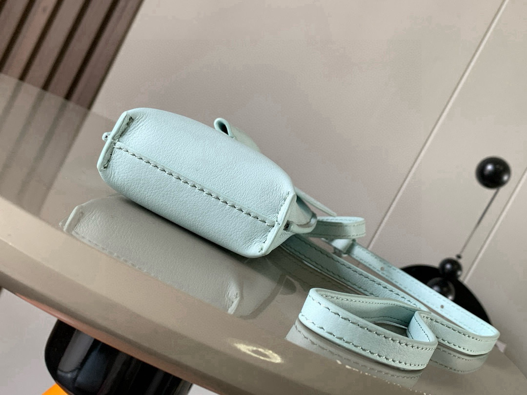 Loewe 牛皮革小象袋 小象形状的小包 手机包单肩斜挎背的上身效果都很赞