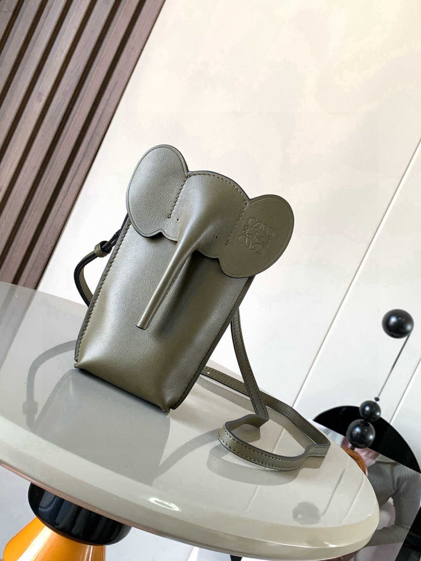 NO:582788,The classic cow leather elephant bag, the small elephant-shaped bag, is full of design. The elephant series mobile phone bag has a great effect on the upper body when worn on the shoulder or across the body. It does not pick out people or clothes at all. The design is niche and not easy to match. It is also versatile and not a useless bag at all~~ It smells so good that you can carry it casually when you go shopping and eat. It is so cute that it screams Mrs. Cute mobile phone bag!  The Luojia Little Elephant Crossbody Mobile Phone Bag, which is both good-looking and cost-effective, is super cute and easy to wear. The most needed bag for modern people is definitely a mobile phone bag. Small bags that can hold mobile phones are all better. Each one is cuter than the last, smaller but not useless, and full of playfulness. Size 19CM~8CM~4CM. Style No. 9200. Color: khaki green, Loewe, loewe, loewe, cowhide.19860909经典牛皮革小象袋小象形状的小包设计感十足的大象系列手机包单肩斜挎背的上身效果都很赞,完全不挑人也不挑衣服设计小众不易撞款,还很百搭完全不是小废包～~出门逛街吃饭随便背着它太香了真的可爱到尖叫太太可爱的手机包！颜值和性价比双赢的罗家小象斜挎手机包超嗲超好搭,现代人最需要的包绝对是手机包能装下手机的小包都是好包一个比一个可爱,小而不废,俏皮满满 尺寸19CM~8CM~4CM 款号9200 颜色卡其绿,罗意威,loewe,loewe,cowhide,Bag