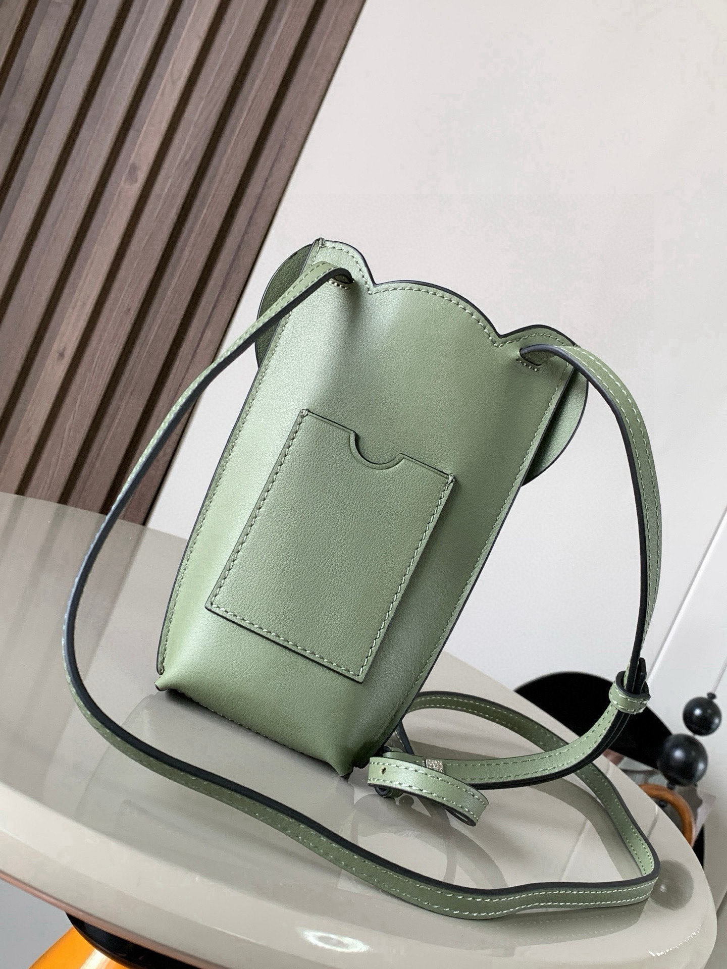 Loewe 牛皮革小象袋 小象形状的小包 手机包单肩斜挎背的上身效果都很赞