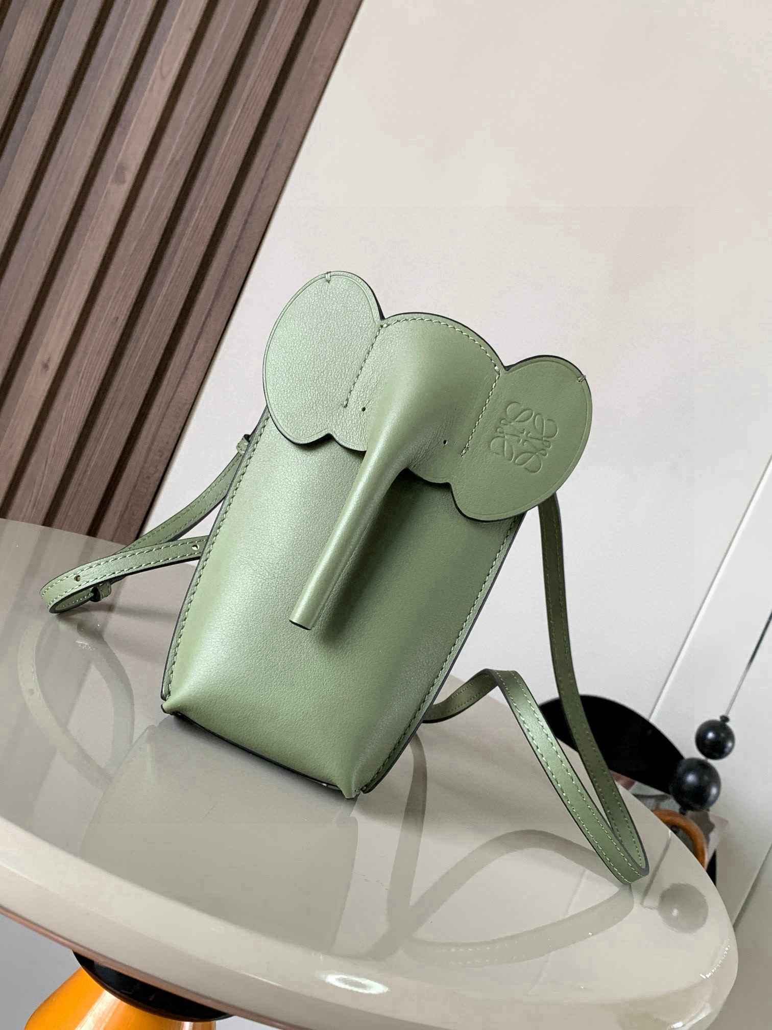 NO:582796,The classic cow leather elephant bag, the small elephant-shaped bag, is full of design. The elephant series mobile phone bag has a great effect on the upper body when worn on the shoulder or across the body. It does not pick out people or clothes at all. The design is niche and not easy to match. It is also versatile and not a useless bag at all~~ It smells so good that you can carry it casually when you go shopping and eat. It is so cute that it screams Mrs. Cute mobile phone bag!  The Luojia Little Elephant Crossbody Mobile Phone Bag, which is both beautiful and cost-effective, is super cute and easy to wear. The bag that modern people need most is definitely a mobile phone bag. Small bags that can hold mobile phones are all better. Each one is cuter than the last, smaller but not useless, and full of playfulness. Size 19CM~8CM~4CM. Style No. 9200. Color green, Loewe, loewe, loewe, cowhide.19860909经典牛皮革小象袋小象形状的小包设计感十足的大象系列手机包单肩斜挎背的上身效果都很赞,完全不挑人也不挑衣服设计小众不易撞款,还很百搭完全不是小废包～~出门逛街吃饭随便背着它太香了真的可爱到尖叫太太可爱的手机包！颜值和性价比双赢的罗家小象斜挎手机包超嗲,超好搭,现代人最需要的包绝对是手机包能装下手机的小包都是好包一个比一个可爱,小而不废,俏皮满满 尺寸19CM~8CM~4CM 款号9200 颜色绿色,罗意威,loewe,loewe,cowhide,Bag