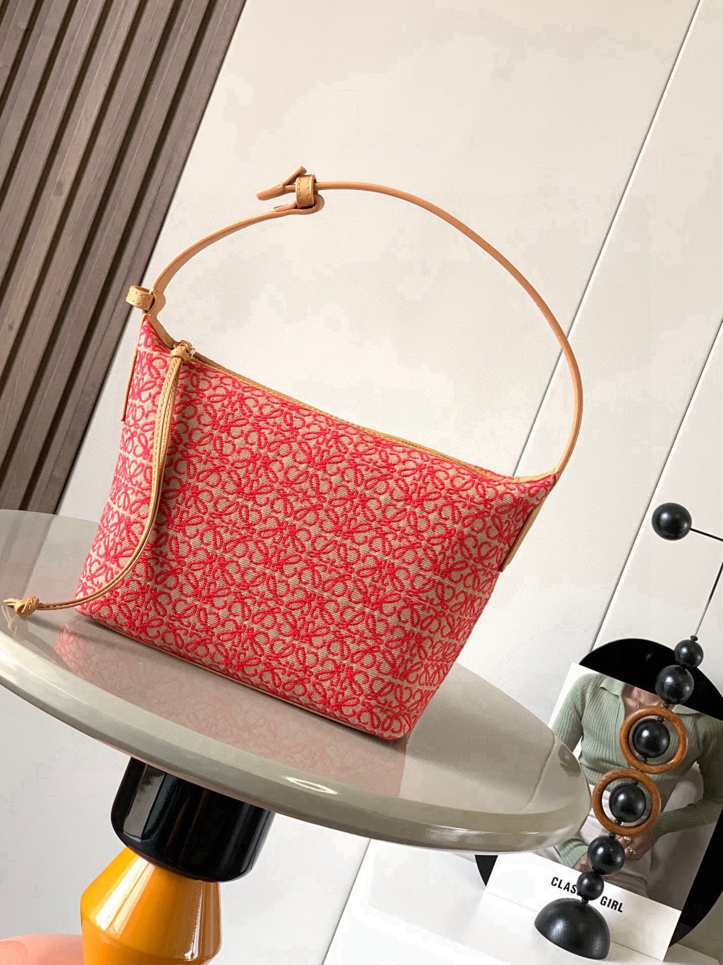 NO:582786,Anagram jacquard and cow leather Cubi handbag small lunch bag ~ Cubi lunch box bag The happiness of this season is given by Cubi!  L0ewe's latest popular underarm bag, the Cubi embroidered design, has a sense of luxury. It can produce a wonderful chemical reaction with any plain white T-shirt. The adjustment function of the shoulder straps is also very attentive, without too much tediousness. Just click it lightly to free your hands. It looks good in the hand, under the armpits and on the shoulders. It has a large capacity and is very light!  It’s so cute, come on and start the “street bombing” mode. The Cubi Anagram bag is a roomy shoulder bag with a cow leather base and soft body. This version is made of cow leather and Anagram jacquard!  Small size 21~17~13CM, style number 9007, color red flower, Loewe, loewe, cowhide19860909Anagram提花布和牛皮革 Cubi手袋小号便当包～Cubi饭盒包这一季的快乐是Cubi给的！L0ewe 最新抢手腋下包 Cubi绣花设计自带高级感 随便搭件素色白T都能产生奇妙的化学反应肩带的调节功能也十分用心,没有过多的繁琐,轻轻一扣,解放双手,手提、腋下肩背都好看 容量大、自重还很轻！太可爱了快来开启“炸街”模式Cubi Anagram 包袋是一款宽敞的肩包,带有牛皮革底座和柔软的包身.这个版本采用牛皮革和 Anagram 提花布制成！ 小号尺寸21~17~13CM 款号9007 颜色红色小花,罗意威,loewe,cowhide,Bag