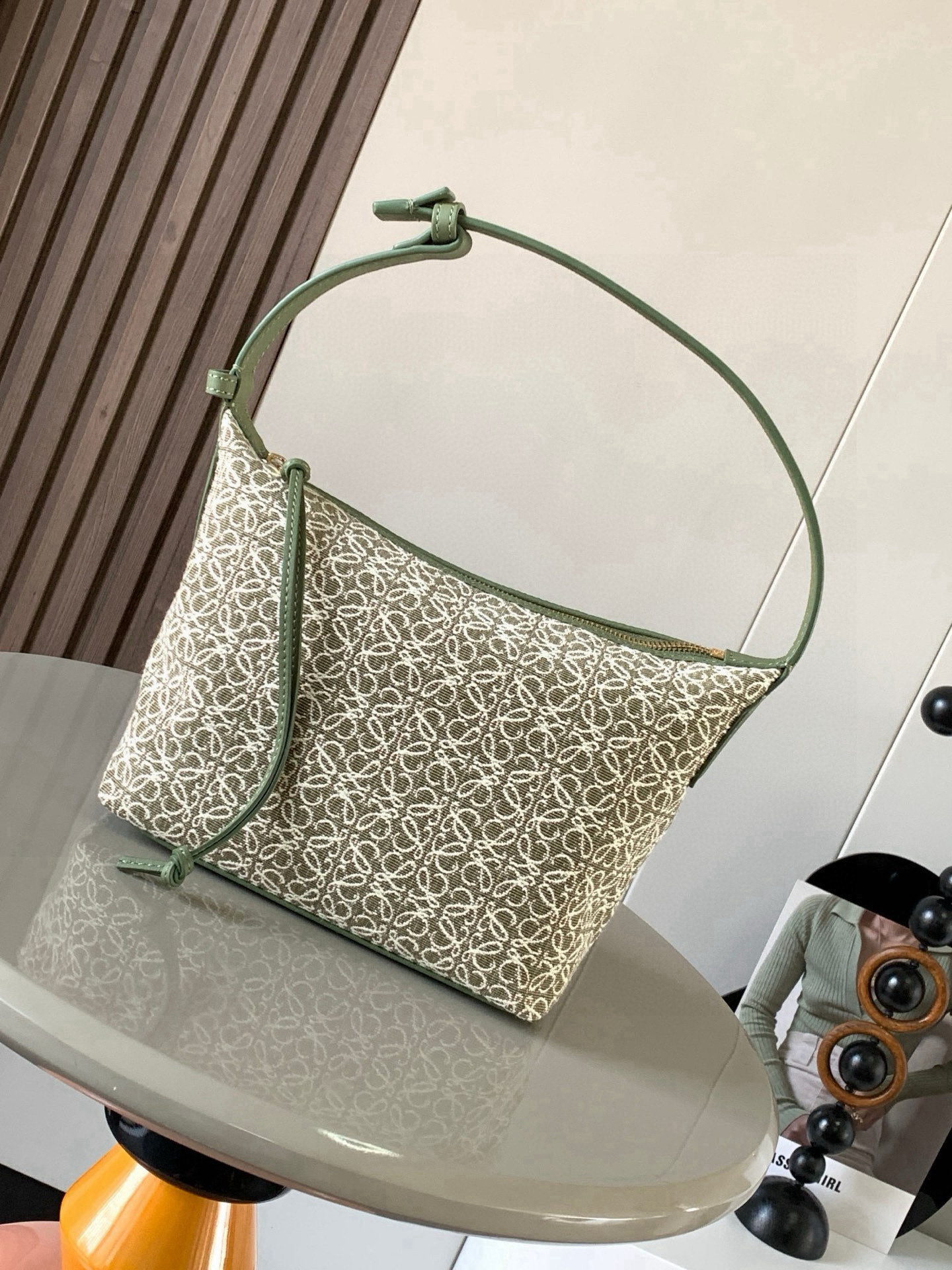 NO:575202,Anagram jacquard and cow leather Cubi handbag small lunch bag ~ Cubi lunch box bag The happiness of this season is given by Cubi!  L0ewe's latest popular underarm bag, the Cubi embroidered design, has a sense of luxury. It can produce a wonderful chemical reaction with any plain white T-shirt. The adjustment function of the shoulder straps is also very attentive, without too much tediousness. Just click it lightly to free your hands. It looks good in the hand, under the armpits and on the shoulders. It has a large capacity and is very light!  It’s so cute, come on and start the “street bombing” mode. The Cubi Anagram bag is a roomy shoulder bag with a cow leather base and soft body. This version is made of cow leather and Anagram jacquard!  Small size: 21~17~13CM Model No. 9007 Color green fine flower, Loewe, loewe, cowhide19860909Anagram提花布和牛皮革 Cubi手袋小号便当包～Cubi饭盒包这一季的快乐是Cubi给的！L0ewe 最新抢手腋下包 Cubi绣花设计自带高级感 随便搭件素色白T都能产生奇妙的化学反应肩带的调节功能也十分用心,没有过多的繁琐,轻轻一扣,解放双手,手提、腋下肩背都好看 容量大、自重还很轻！太可爱了快来开启“炸街”模式Cubi Anagram 包袋是一款宽敞的肩包,带有牛皮革底座和柔软的包身.这个版本采用牛皮革和 Anagram 提花布制成！ 小号尺寸:21~17~13CM 款号9007 颜色绿色细花,罗意威,loewe,cowhide,Bag