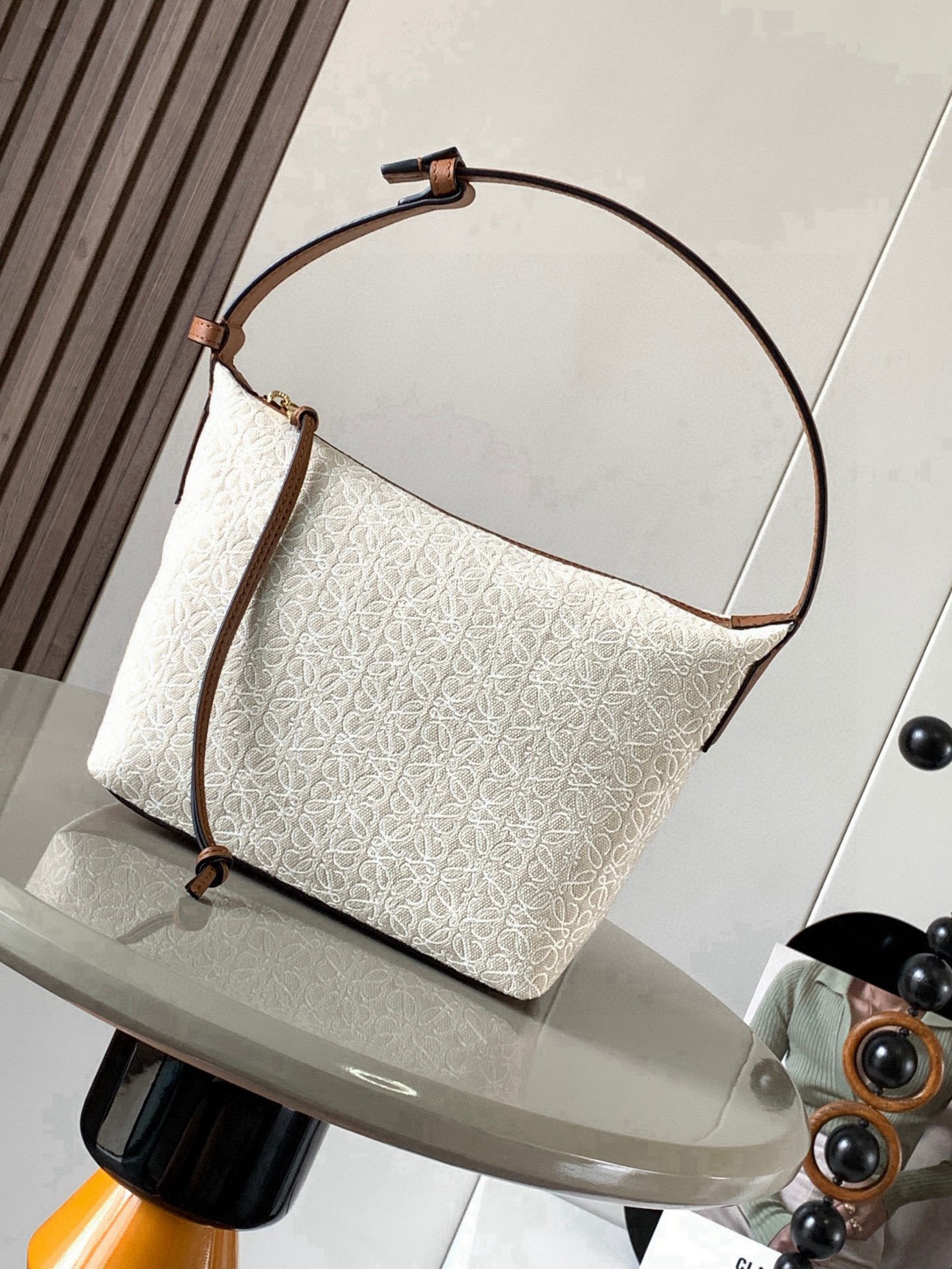 NO:582797,Anagram jacquard and cow leather Cubi handbag small lunch bag ~ Cubi lunch box bag The happiness of this season is given by Cubi!  L0ewe's latest popular underarm bag, the Cubi embroidered design, has a sense of luxury. It can produce a wonderful chemical reaction with any plain white T-shirt. The adjustment function of the shoulder straps is also very attentive, without too much tediousness. Just click it lightly to free your hands. It looks good in the hand, under the armpits and on the shoulders. It has a large capacity and is very light!  It’s so cute, come on and start the “street bombing” mode. The Cubi Anagram bag is a roomy shoulder bag with a cow leather base and soft body. This version is made of cow leather and Anagram jacquard!  Small size: 21~17~13CM Model No. 9007 Color: white cloth, brown fine flowers, Loewe, loewe, cowhide19860909Anagram提花布和牛皮革 Cubi手袋小号便当包～Cubi饭盒包这一季的快乐是Cubi给的！L0ewe 最新抢手腋下包 Cubi绣花设计自带高级感 随便搭件素色白T都能产生奇妙的化学反应肩带的调节功能也十分用心,没有过多的繁琐,轻轻一扣,解放双手,手提、腋下肩背都好看 容量大、自重还很轻！太可爱了快来开启“炸街”模式Cubi Anagram 包袋是一款宽敞的肩包,带有牛皮革底座和柔软的包身.这个版本采用牛皮革和 Anagram 提花布制成！ 小号尺寸:21~17~13CM 款号9007 颜色白布棕细花,罗意威,loewe,cowhide,Bag