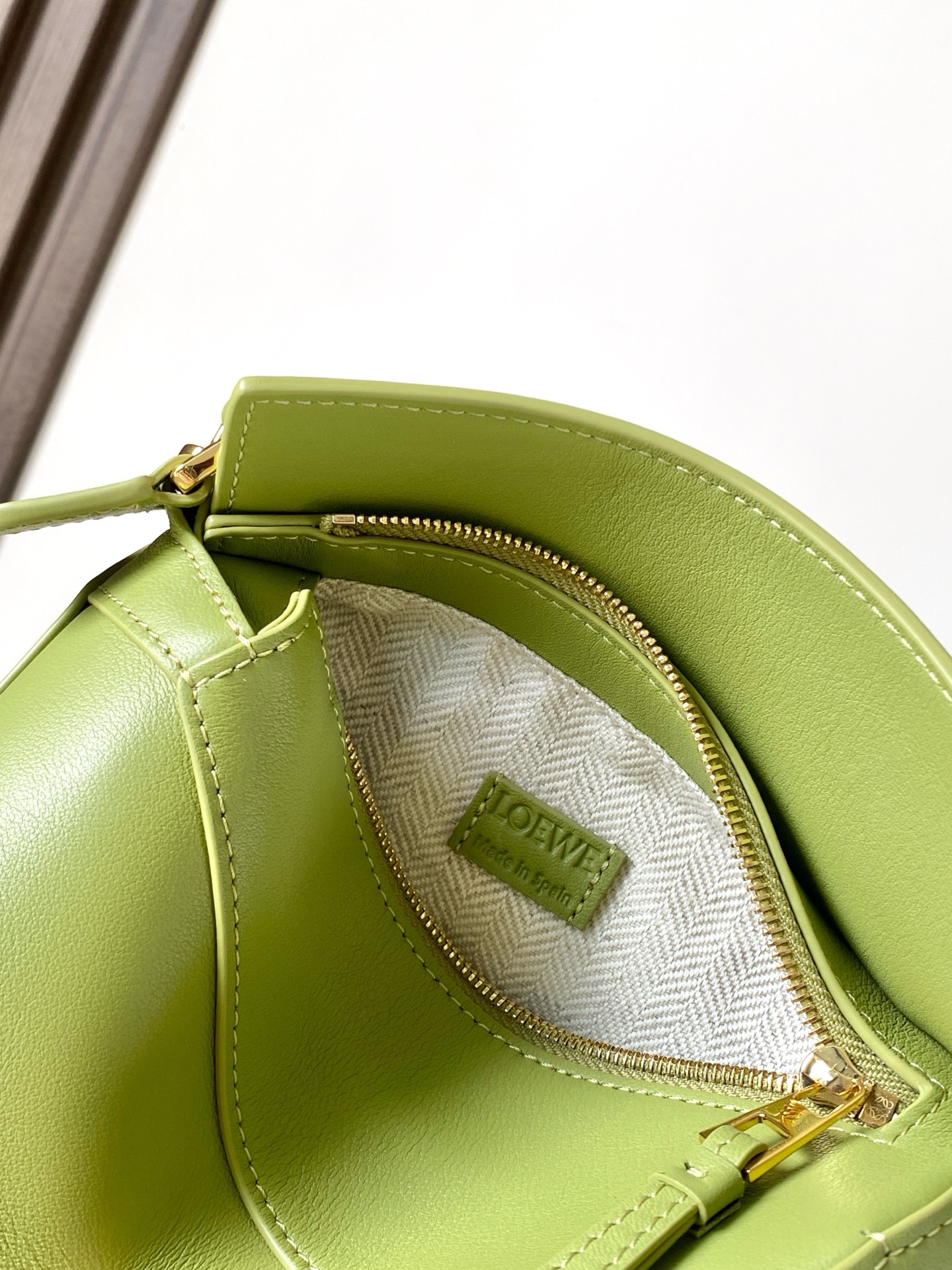 p650。🔥爆款🔥新版本几何包迷你18CM🌹原厂进口荔枝纹小牛皮👜Puzzle手袋是创意总监乔纳森．安德森为 L0💋EWE 推出的首款手提包🔥长方体形状和精确的切割技术创造了 Puzzle 独特的几何线条。这个迷你版本采用经典牛皮革制成👍迷你 Puzzle 可以容纳例如一只小号垂直钱包、大多数尺寸的手机（最大6.1英寸）和太阳镜盒💄斜挎、肩背、手拿或顶部提手携带.可拆卸肩带❤包包自身重量几乎🉑忽略，炒鸡实用，出门装手机小钱包口红粉饼,毫无累赘感，轻松愉快人生从此开启😇😇(你们最关心的xs，plus都ok哈）😍
尺寸：18～12.5～8CM
款号：9310/8003
颜色：浅苔藓色