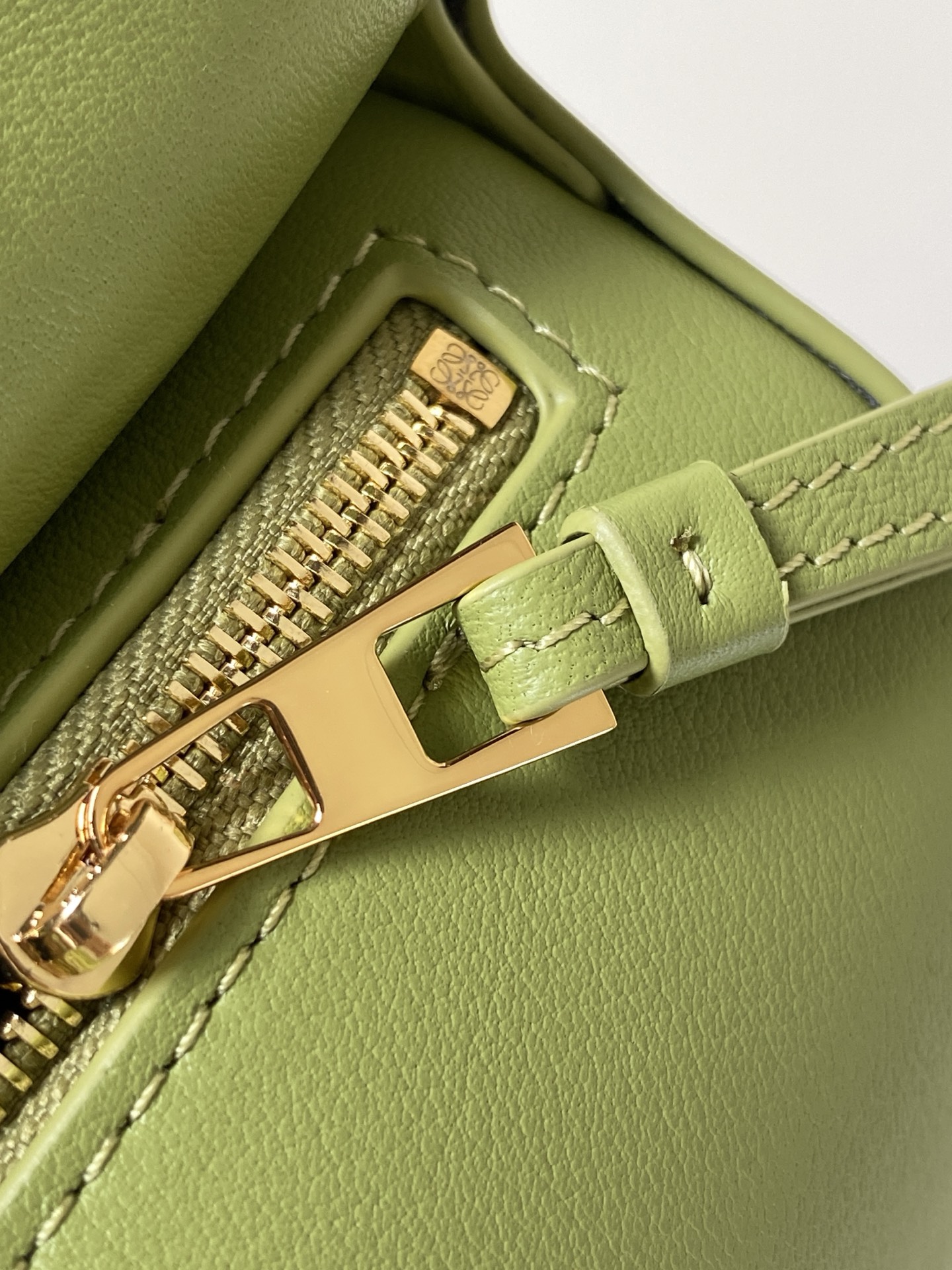 p650。🔥爆款🔥新版本几何包迷你18CM🌹原厂进口荔枝纹小牛皮👜Puzzle手袋是创意总监乔纳森．安德森为 L0💋EWE 推出的首款手提包🔥长方体形状和精确的切割技术创造了 Puzzle 独特的几何线条。这个迷你版本采用经典牛皮革制成👍迷你 Puzzle 可以容纳例如一只小号垂直钱包、大多数尺寸的手机（最大6.1英寸）和太阳镜盒💄斜挎、肩背、手拿或顶部提手携带.可拆卸肩带❤包包自身重量几乎🉑忽略，炒鸡实用，出门装手机小钱包口红粉饼,毫无累赘感，轻松愉快人生从此开启😇😇(你们最关心的xs，plus都ok哈）😍
尺寸：18～12.5～8CM
款号：9310/8003
颜色：浅苔藓色