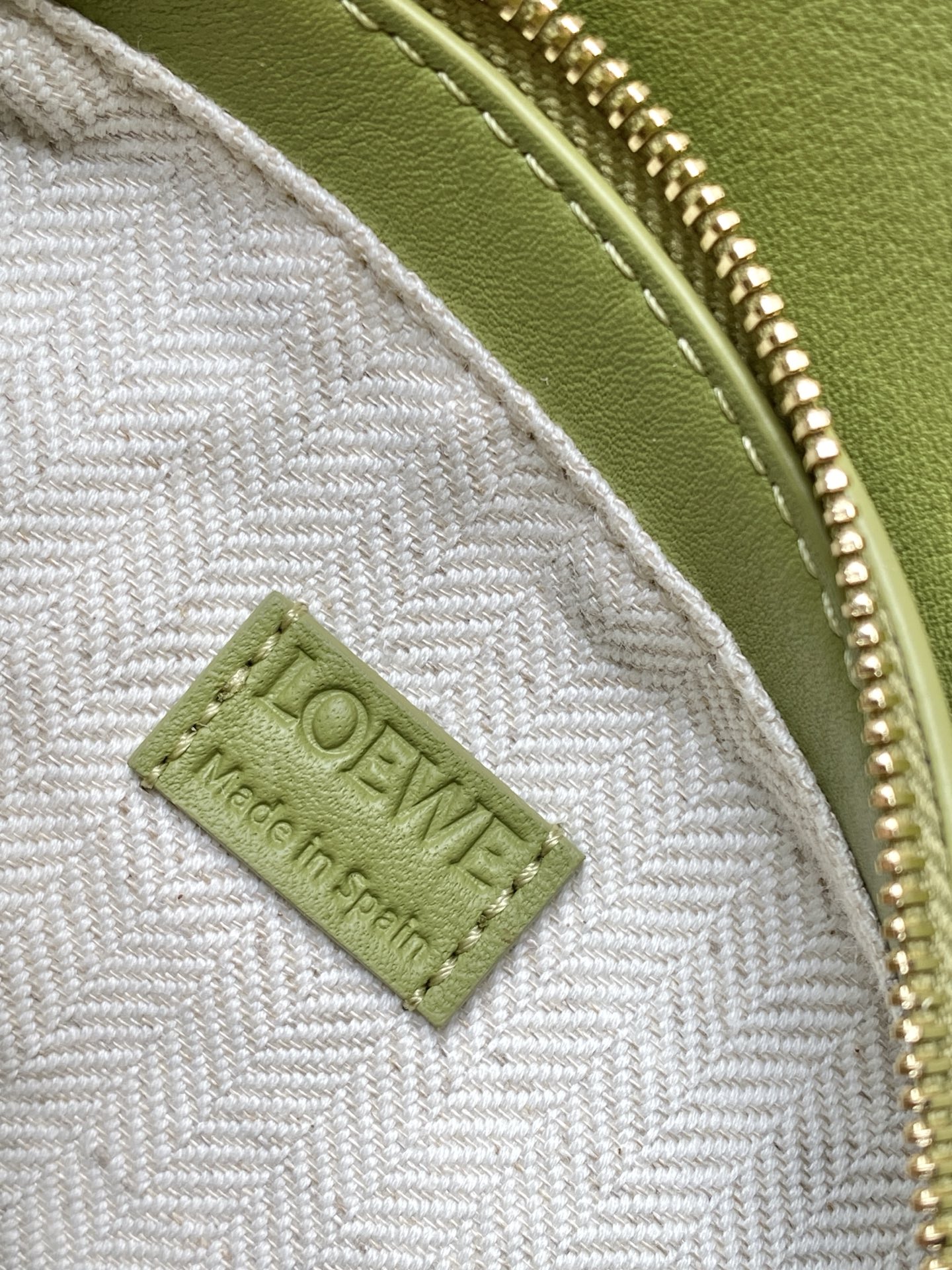 p650。🔥爆款🔥新版本几何包迷你18CM🌹原厂进口荔枝纹小牛皮👜Puzzle手袋是创意总监乔纳森．安德森为 L0💋EWE 推出的首款手提包🔥长方体形状和精确的切割技术创造了 Puzzle 独特的几何线条。这个迷你版本采用经典牛皮革制成👍迷你 Puzzle 可以容纳例如一只小号垂直钱包、大多数尺寸的手机（最大6.1英寸）和太阳镜盒💄斜挎、肩背、手拿或顶部提手携带.可拆卸肩带❤包包自身重量几乎🉑忽略，炒鸡实用，出门装手机小钱包口红粉饼,毫无累赘感，轻松愉快人生从此开启😇😇(你们最关心的xs，plus都ok哈）😍
尺寸：18～12.5～8CM
款号：9310/8003
颜色：浅苔藓色