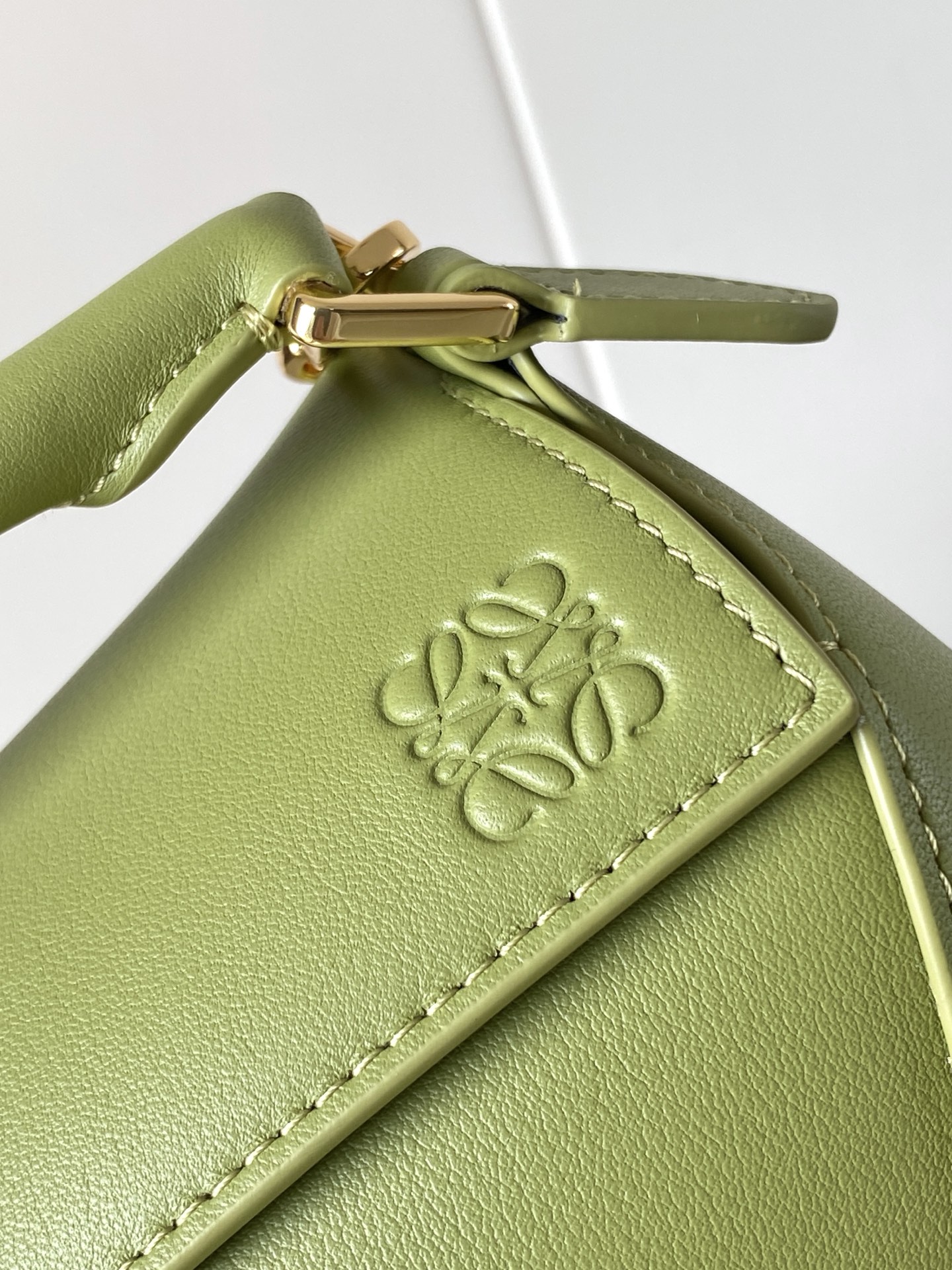 p650。🔥爆款🔥新版本几何包迷你18CM🌹原厂进口荔枝纹小牛皮👜Puzzle手袋是创意总监乔纳森．安德森为 L0💋EWE 推出的首款手提包🔥长方体形状和精确的切割技术创造了 Puzzle 独特的几何线条。这个迷你版本采用经典牛皮革制成👍迷你 Puzzle 可以容纳例如一只小号垂直钱包、大多数尺寸的手机（最大6.1英寸）和太阳镜盒💄斜挎、肩背、手拿或顶部提手携带.可拆卸肩带❤包包自身重量几乎🉑忽略，炒鸡实用，出门装手机小钱包口红粉饼,毫无累赘感，轻松愉快人生从此开启😇😇(你们最关心的xs，plus都ok哈）😍
尺寸：18～12.5～8CM
款号：9310/8003
颜色：浅苔藓色