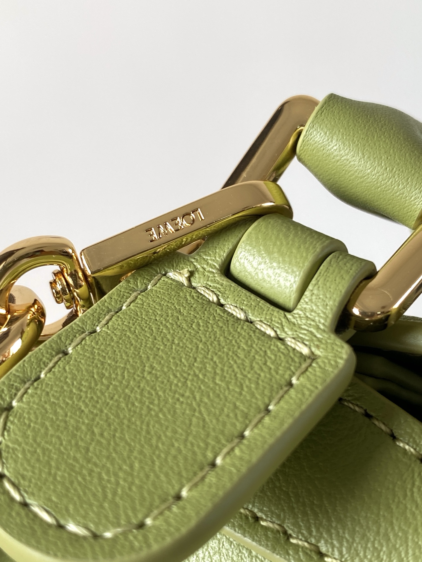 p650。🔥爆款🔥新版本几何包迷你18CM🌹原厂进口荔枝纹小牛皮👜Puzzle手袋是创意总监乔纳森．安德森为 L0💋EWE 推出的首款手提包🔥长方体形状和精确的切割技术创造了 Puzzle 独特的几何线条。这个迷你版本采用经典牛皮革制成👍迷你 Puzzle 可以容纳例如一只小号垂直钱包、大多数尺寸的手机（最大6.1英寸）和太阳镜盒💄斜挎、肩背、手拿或顶部提手携带.可拆卸肩带❤包包自身重量几乎🉑忽略，炒鸡实用，出门装手机小钱包口红粉饼,毫无累赘感，轻松愉快人生从此开启😇😇(你们最关心的xs，plus都ok哈）😍
尺寸：18～12.5～8CM
款号：9310/8003
颜色：浅苔藓色