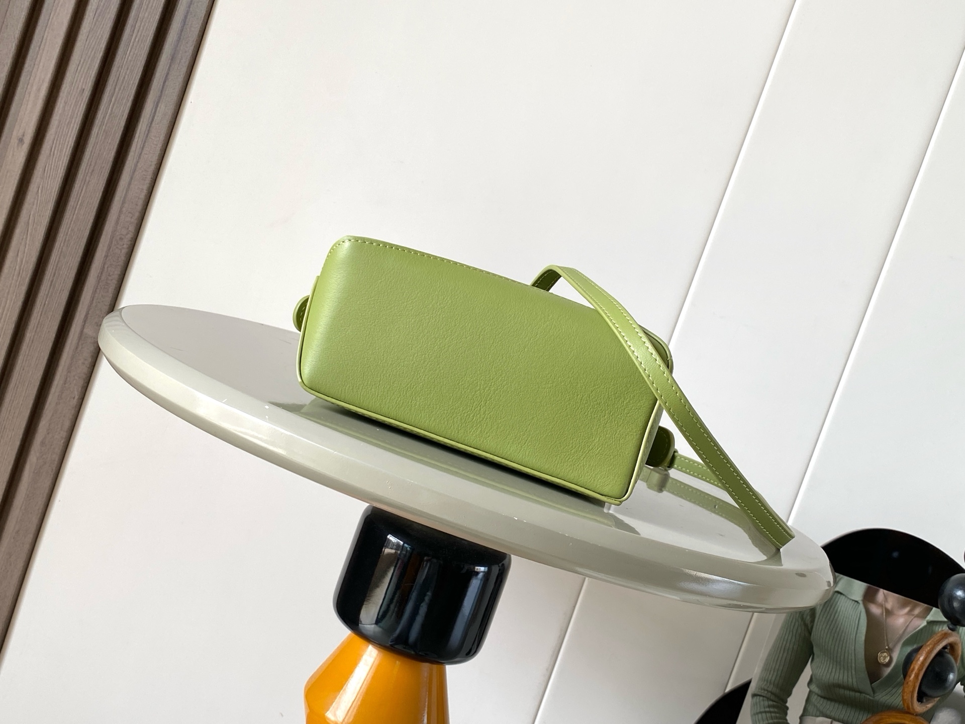 p650。🔥爆款🔥新版本几何包迷你18CM🌹原厂进口荔枝纹小牛皮👜Puzzle手袋是创意总监乔纳森．安德森为 L0💋EWE 推出的首款手提包🔥长方体形状和精确的切割技术创造了 Puzzle 独特的几何线条。这个迷你版本采用经典牛皮革制成👍迷你 Puzzle 可以容纳例如一只小号垂直钱包、大多数尺寸的手机（最大6.1英寸）和太阳镜盒💄斜挎、肩背、手拿或顶部提手携带.可拆卸肩带❤包包自身重量几乎🉑忽略，炒鸡实用，出门装手机小钱包口红粉饼,毫无累赘感，轻松愉快人生从此开启😇😇(你们最关心的xs，plus都ok哈）😍
尺寸：18～12.5～8CM
款号：9310/8003
颜色：浅苔藓色