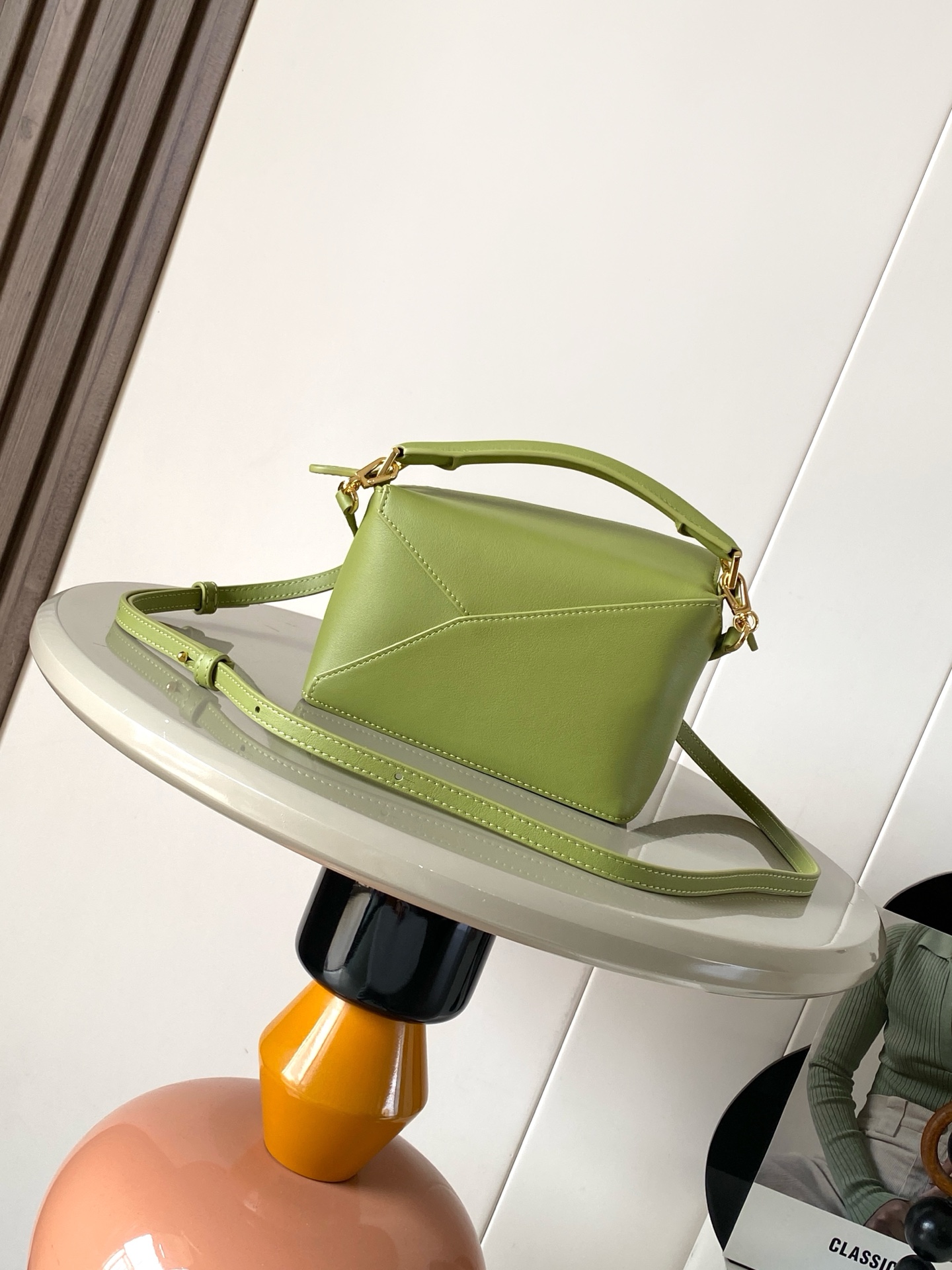 p650。🔥爆款🔥新版本几何包迷你18CM🌹原厂进口荔枝纹小牛皮👜Puzzle手袋是创意总监乔纳森．安德森为 L0💋EWE 推出的首款手提包🔥长方体形状和精确的切割技术创造了 Puzzle 独特的几何线条。这个迷你版本采用经典牛皮革制成👍迷你 Puzzle 可以容纳例如一只小号垂直钱包、大多数尺寸的手机（最大6.1英寸）和太阳镜盒💄斜挎、肩背、手拿或顶部提手携带.可拆卸肩带❤包包自身重量几乎🉑忽略，炒鸡实用，出门装手机小钱包口红粉饼,毫无累赘感，轻松愉快人生从此开启😇😇(你们最关心的xs，plus都ok哈）😍
尺寸：18～12.5～8CM
款号：9310/8003
颜色：浅苔藓色