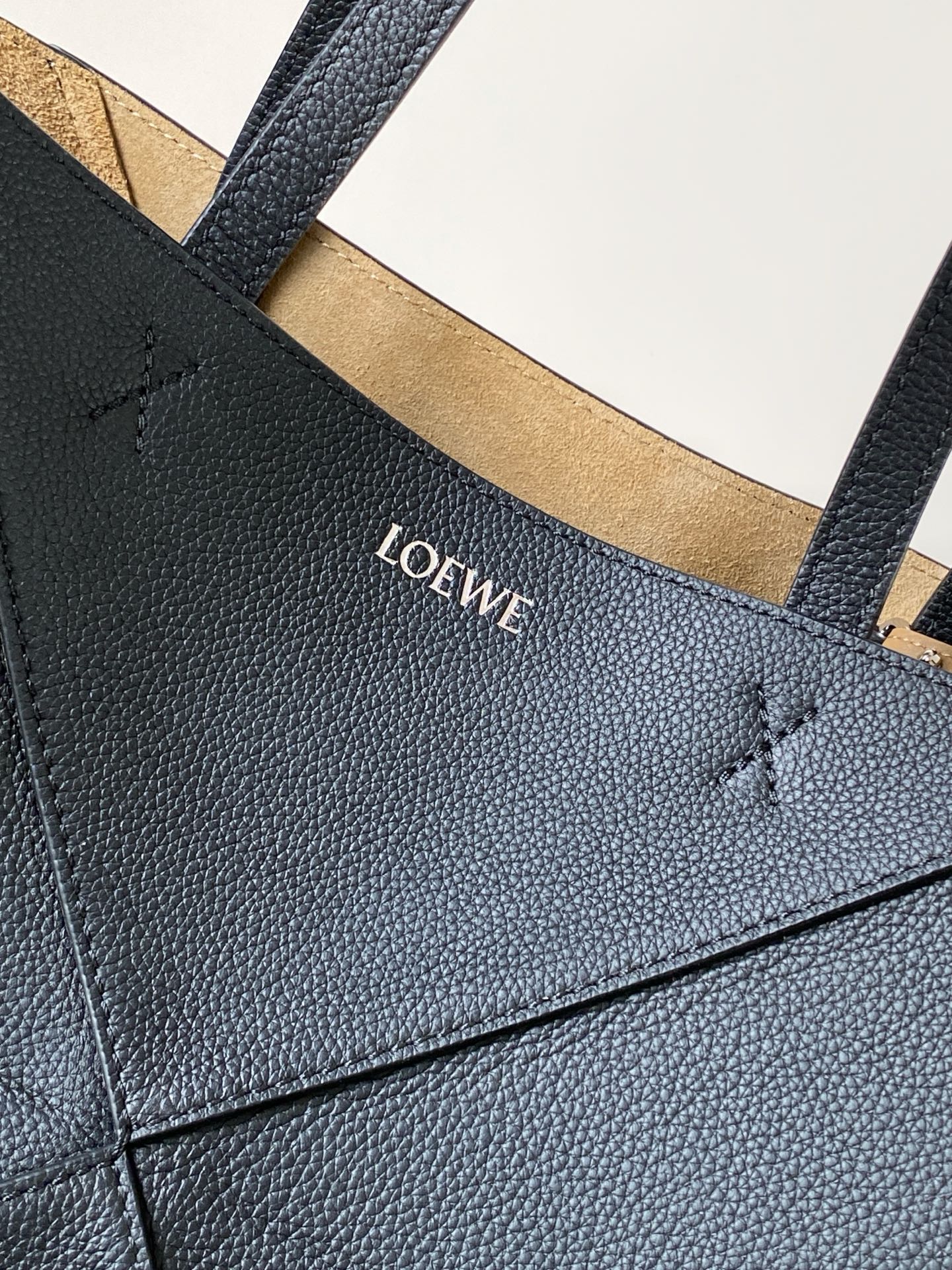 Loewe 中号31cm柔软粒面牛皮革横版