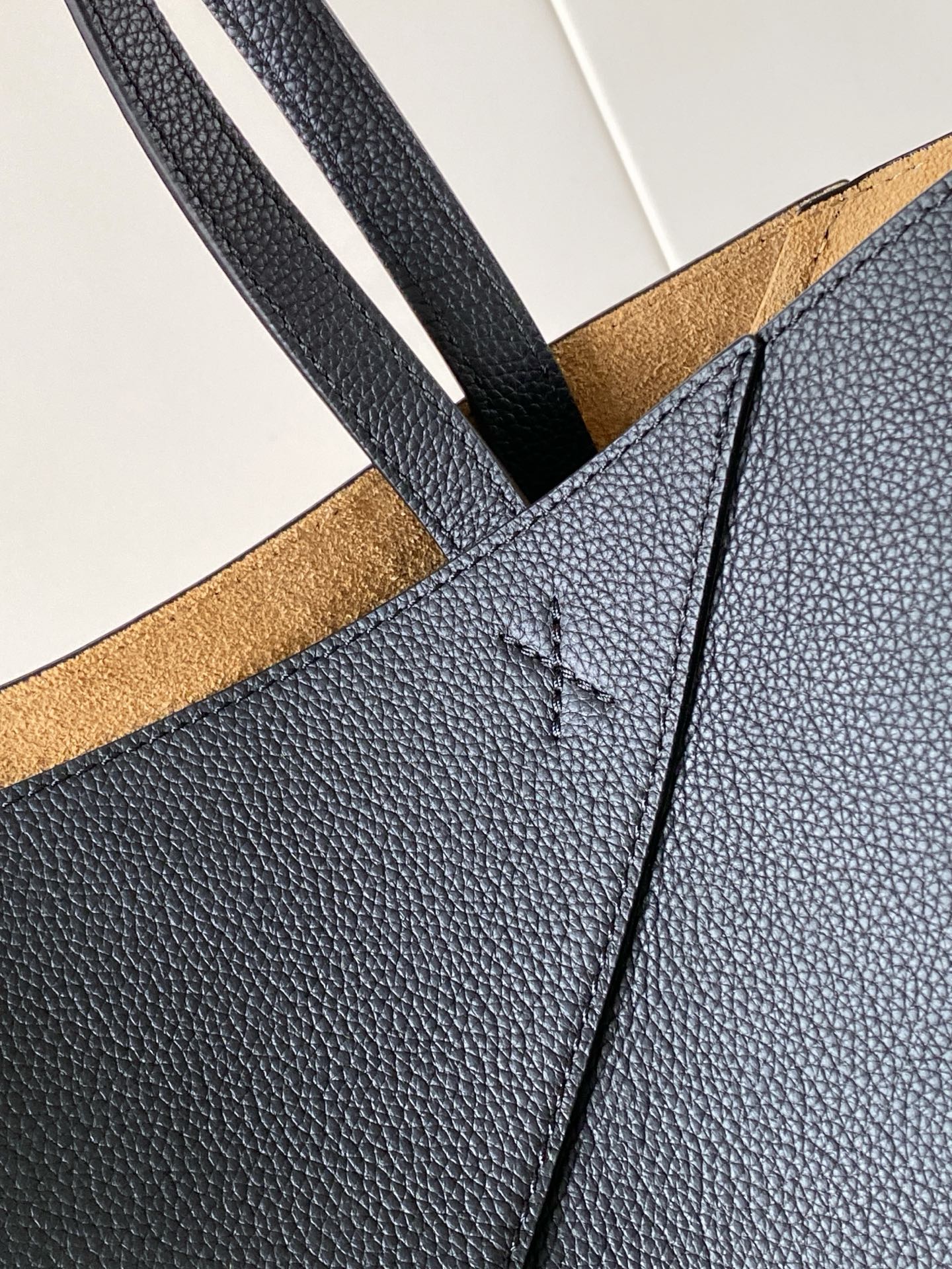 Loewe 中号31cm柔软粒面牛皮革横版