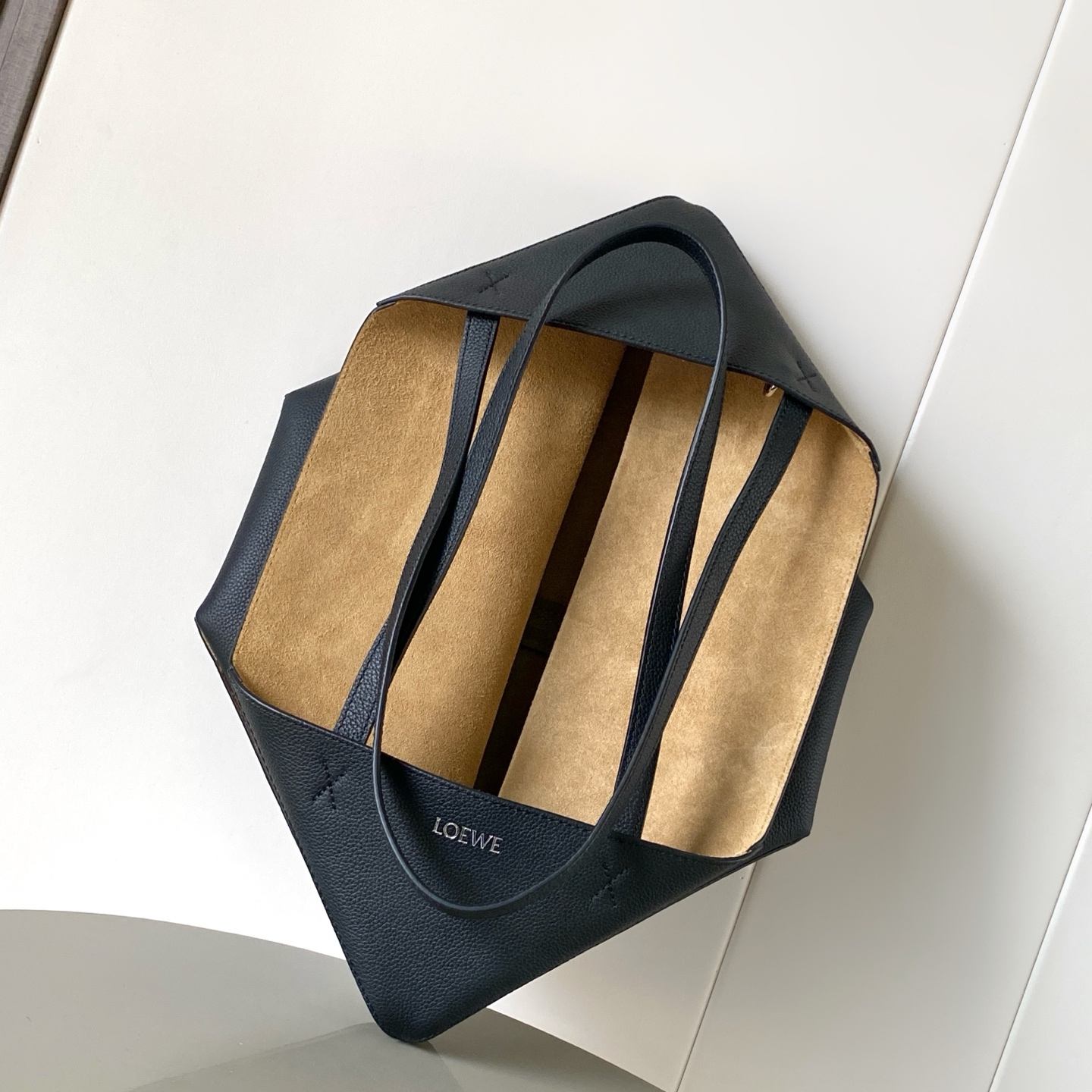 Loewe 中号31cm柔软粒面牛皮革横版