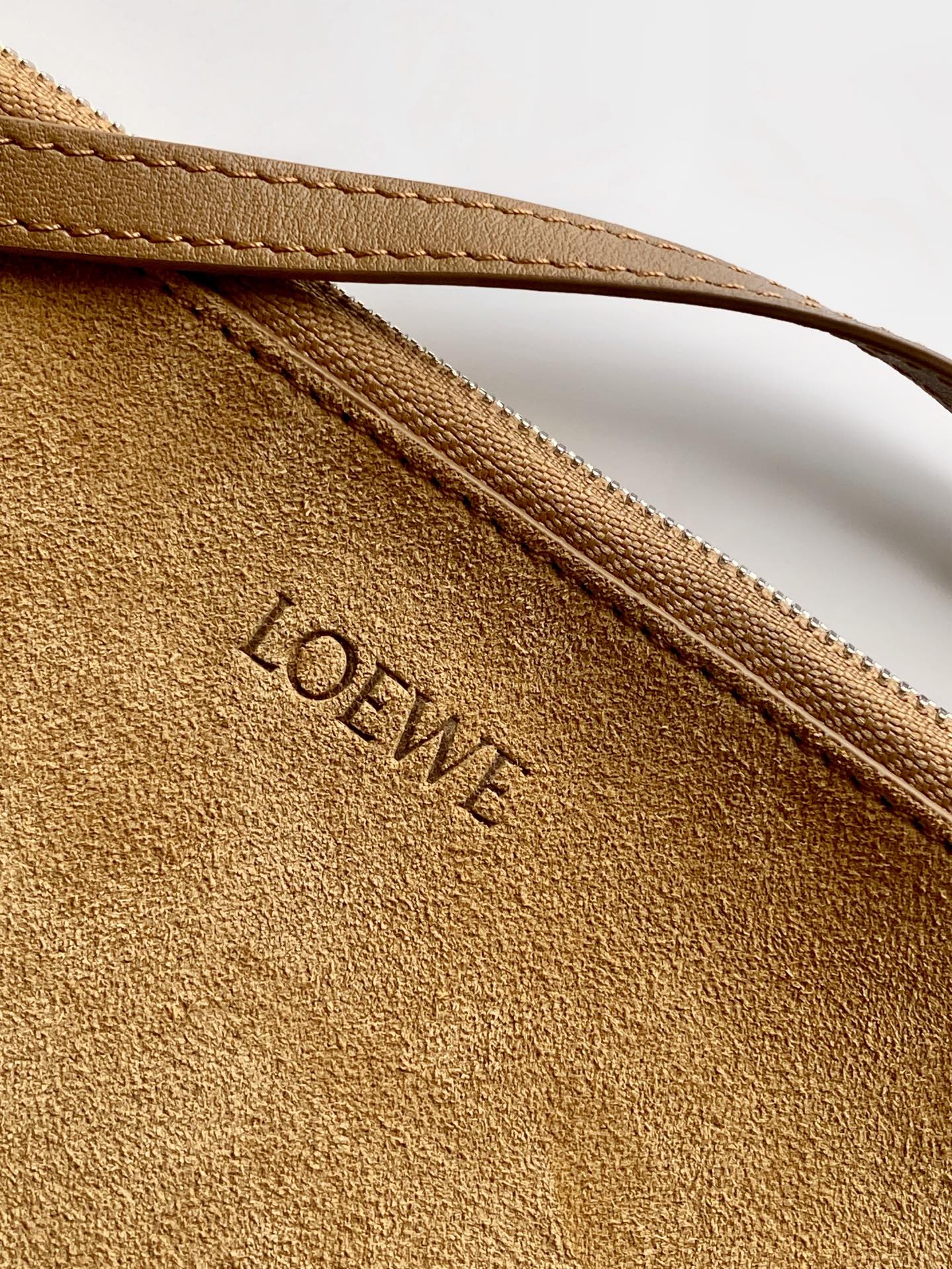 Loewe 中号31cm柔软粒面牛皮革横版
