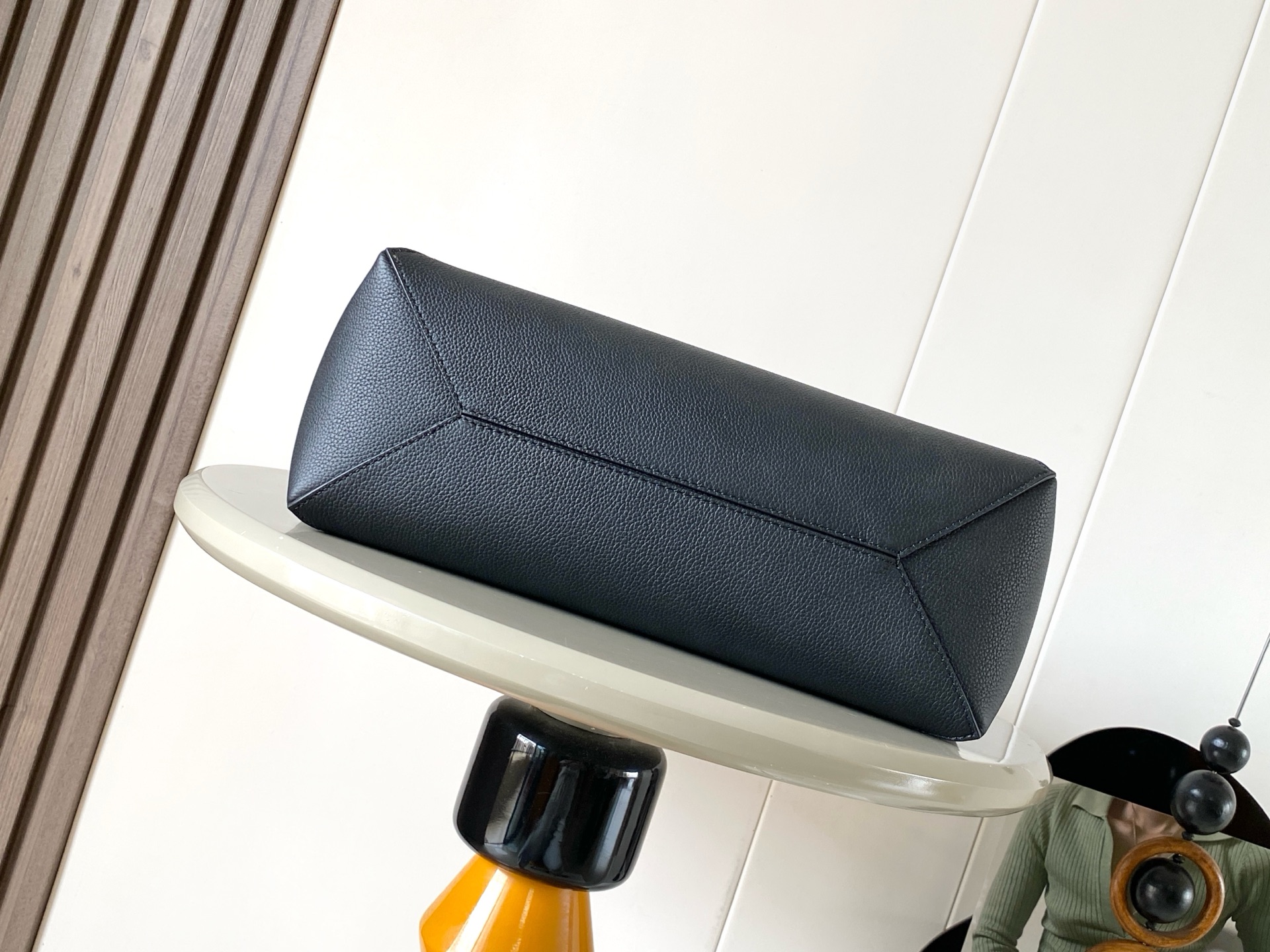 Loewe 中号31cm柔软粒面牛皮革横版