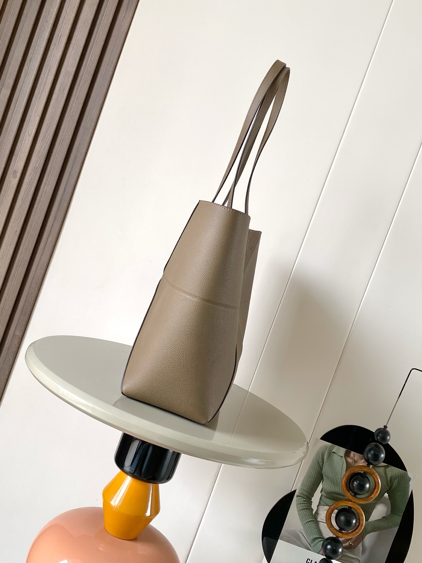 p830。🔥新款🎁中号柔软粒面牛皮革横版 Puzzle Fold 手袋⚡️Puzzle Fold 采用轻盈几何结构设计💥能够完全扁平折叠🍉是旅行良伴🥪此中号横版手袋采用柔软粒面牛皮革制成👑*可肩背或手提*绒面革衬里💕🍻
尺寸：31.5～29～12.5CM
款号：9104
颜色：灰褐色荔