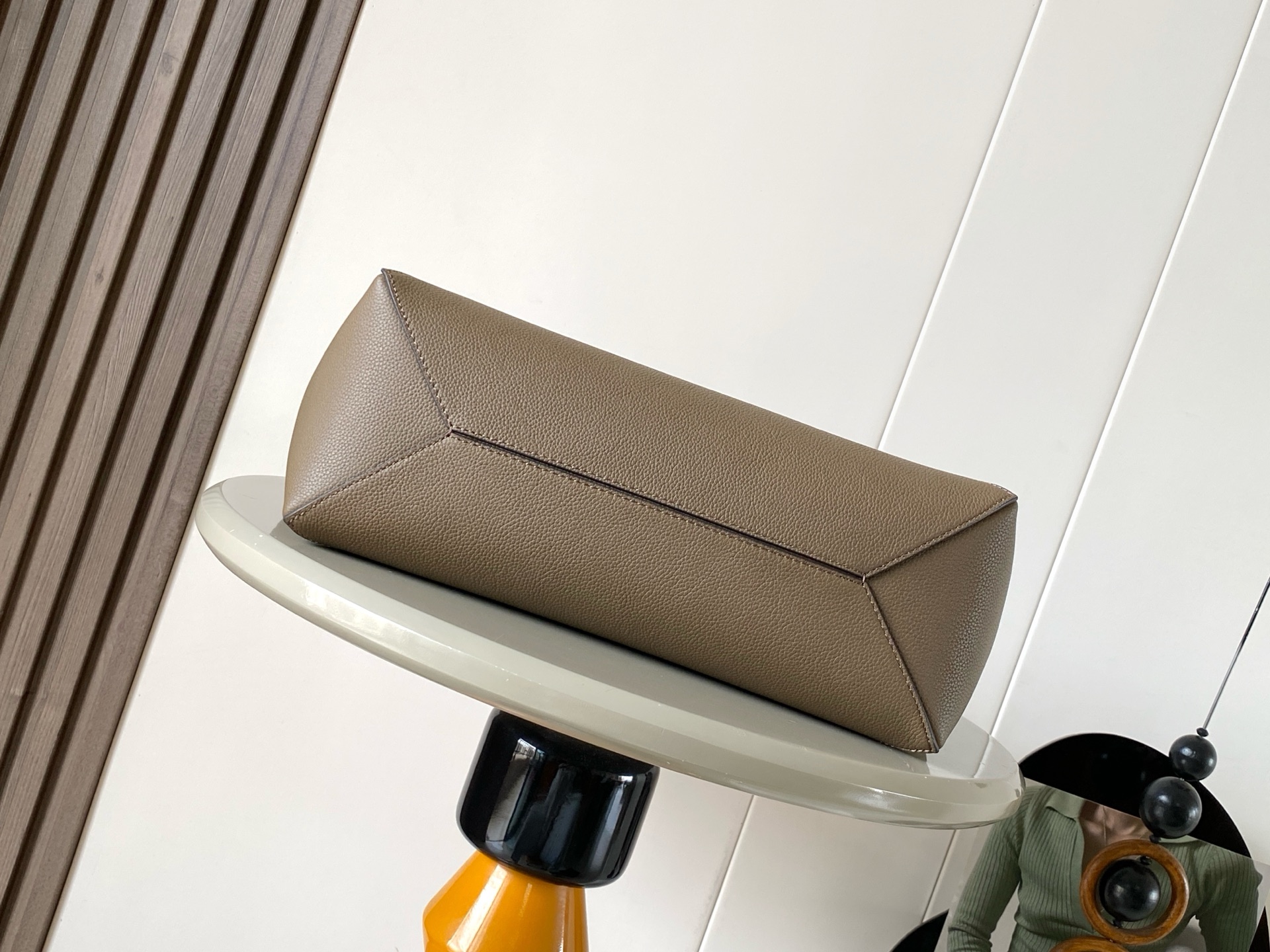 p830。🔥新款🎁中号柔软粒面牛皮革横版 Puzzle Fold 手袋⚡️Puzzle Fold 采用轻盈几何结构设计💥能够完全扁平折叠🍉是旅行良伴🥪此中号横版手袋采用柔软粒面牛皮革制成👑*可肩背或手提*绒面革衬里💕🍻
尺寸：31.5～29～12.5CM
款号：9104
颜色：灰褐色荔